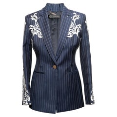 Blazer de lana virgen de Versace, a rayas finas y con bordados, en azul marino y blanco. Talla IT 38
