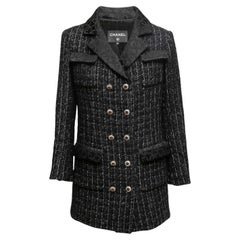 Cappotto in tweed bicolore bianco e nero, in misto cashmere e lana, a doppio petto, di Chanel