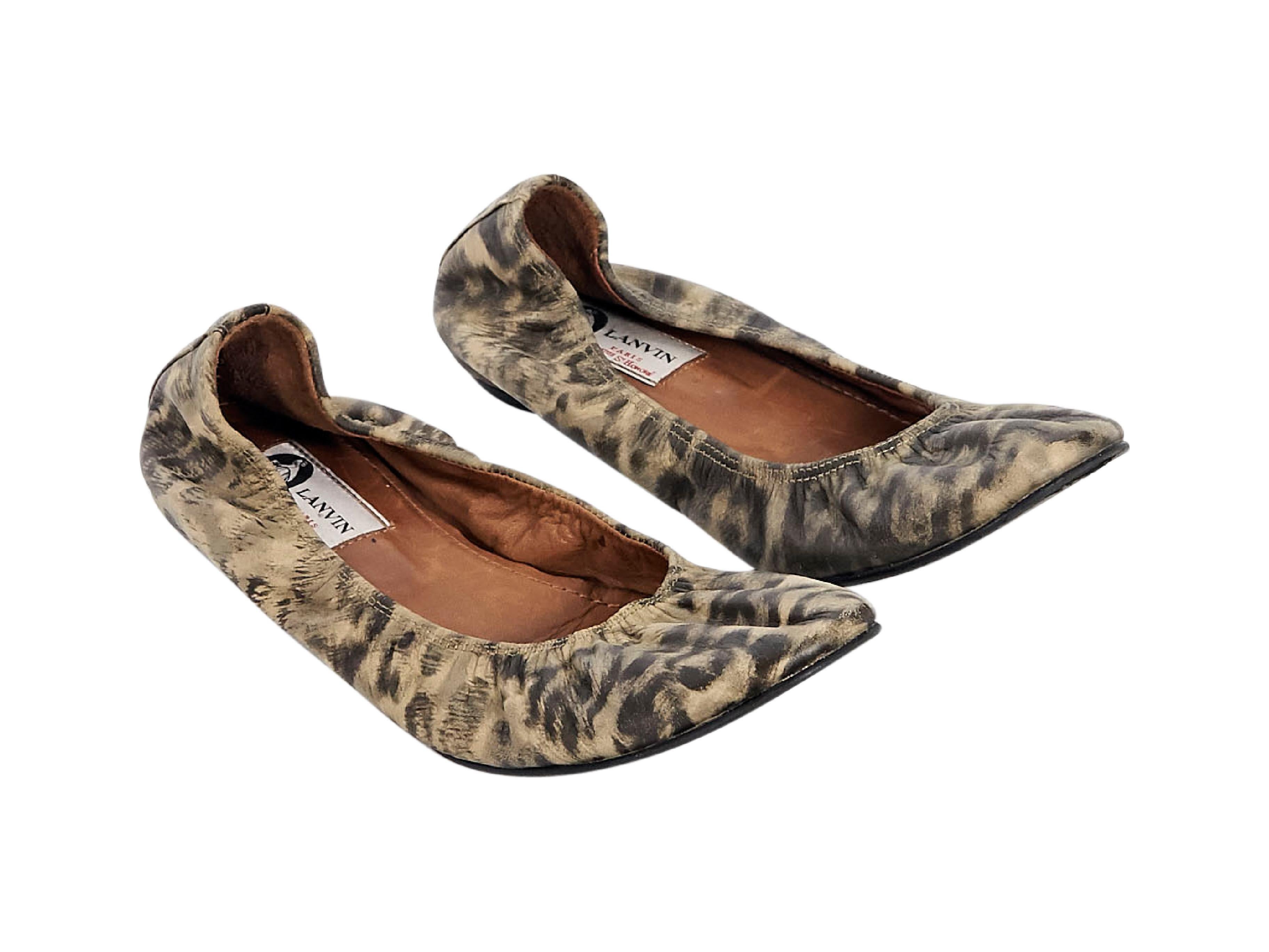 Product details:  Multicolor leopard-print leather ballet flats by Lanvin.  Elasticized top line.  Round toe.  Slip-on style. 
Condition: Pre-owned. Very good.  
