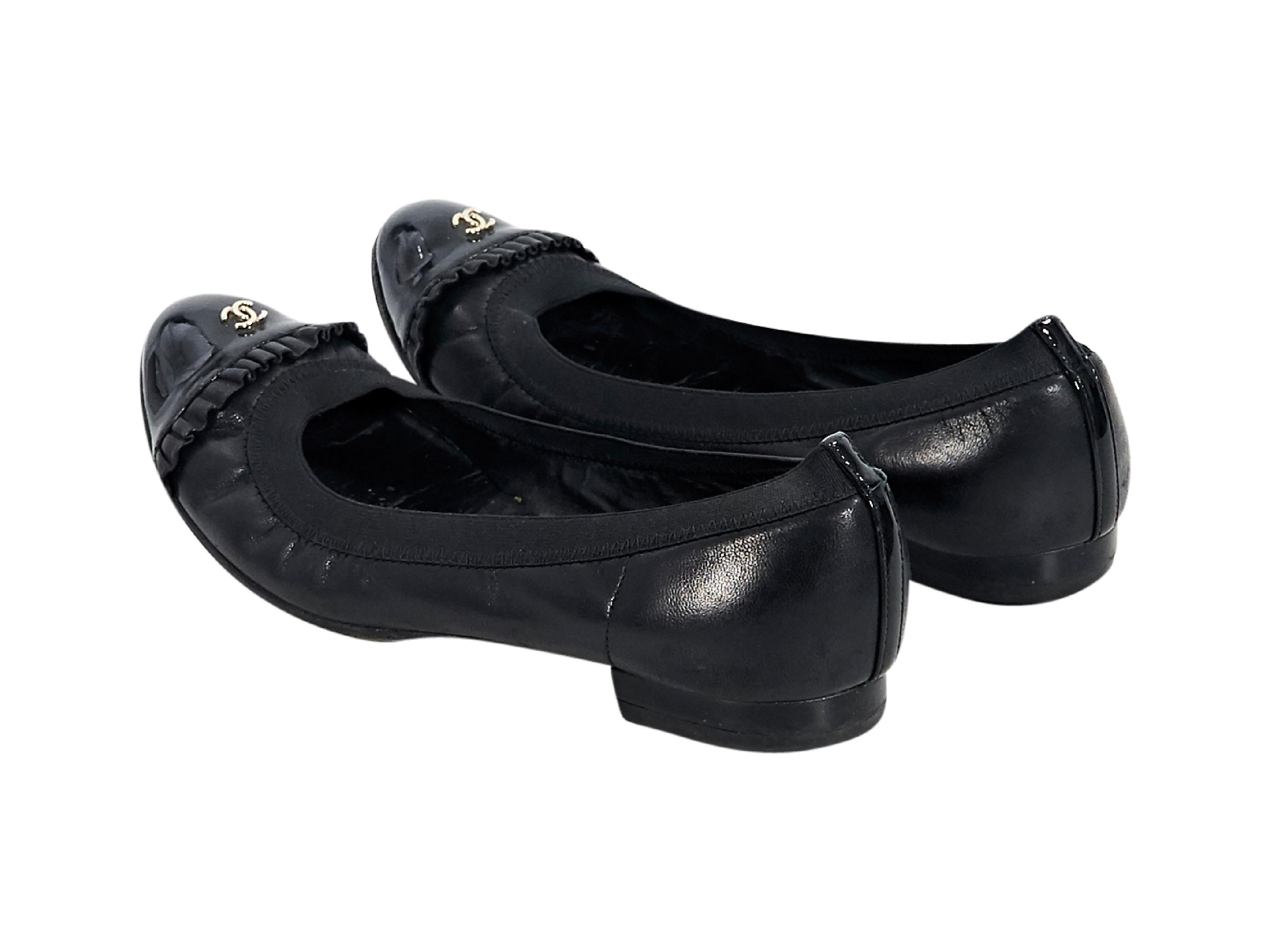Black Chanel Leather Cap-Toe Ballet Flats In Good Condition In New York, NY