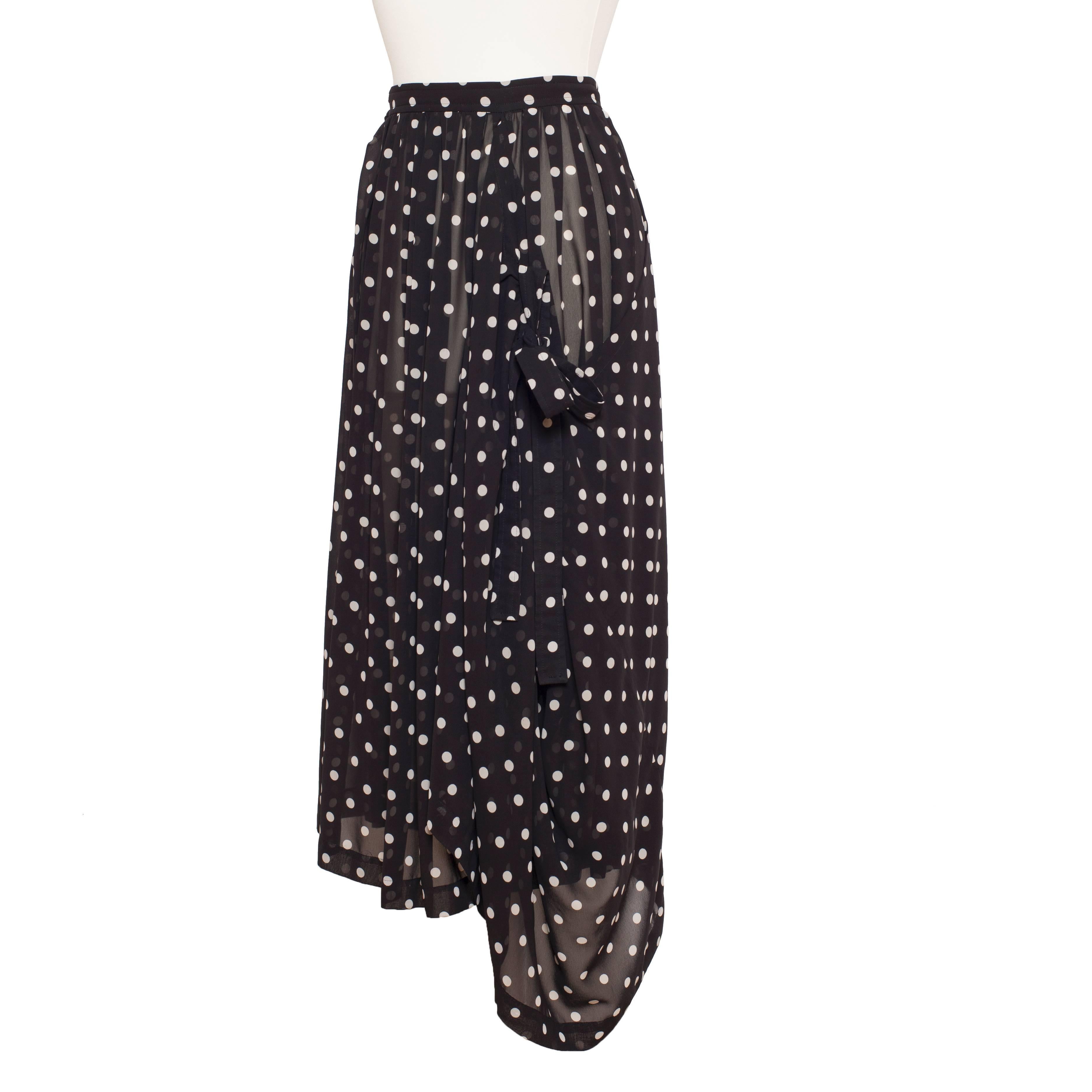 Comme des Garcons double layerd apron style skirt circa 80s. 
Can be worn many ways with ribbon tie fastening to the front to the side. 
Size : S
Measurements : 
Waist : 62 cm
Length 80 cm
