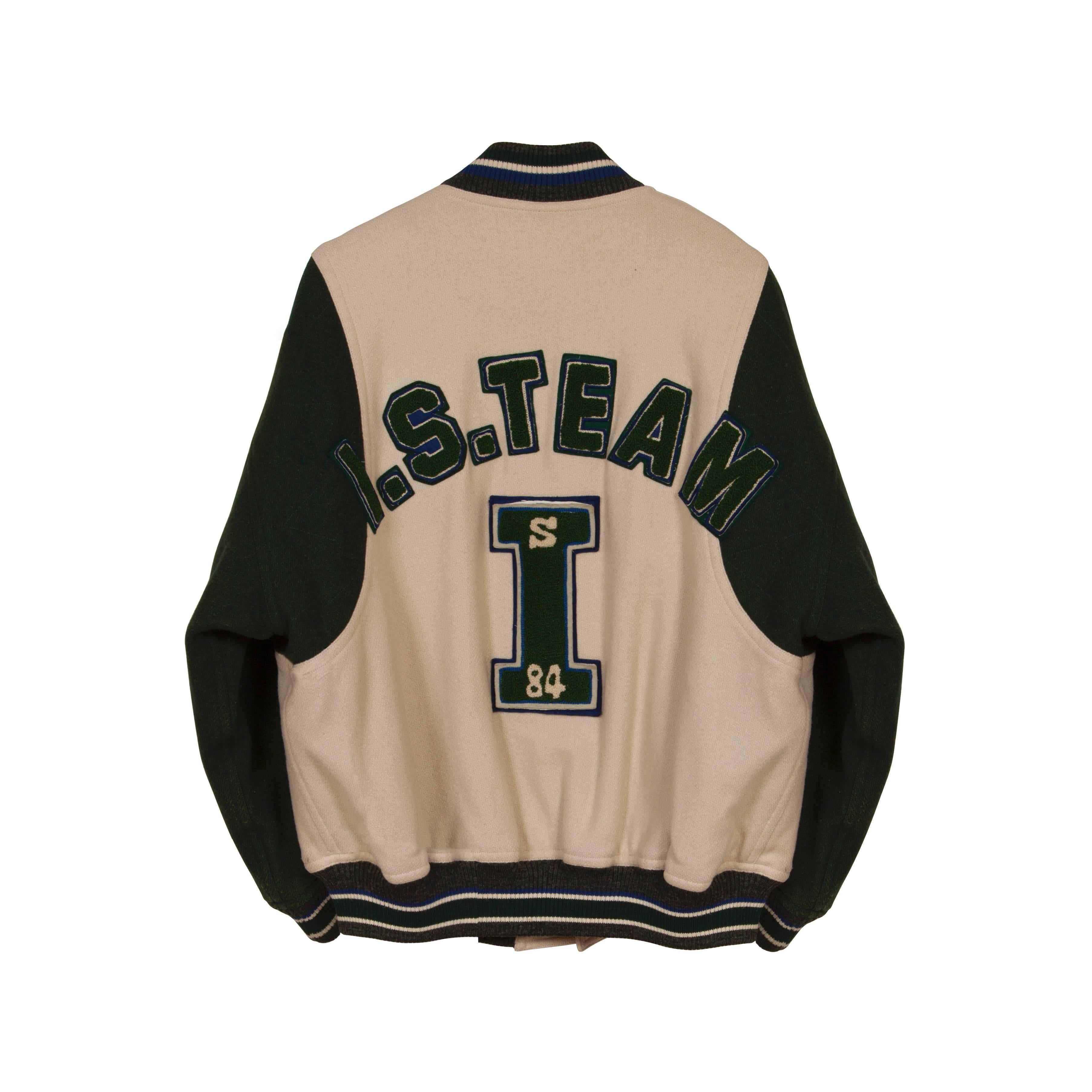 Seltene Bomber-College-Stadionjacke von IS Issey Sports aus dem Jahr 1984. 
Es verfügt über ein Stadion-Bomber-Varsity-ähnliches Design mit großen:: weiten Ärmeln. 
Druckknopfverschluss vorne mit zwei Taschen:: gestepptes Futter. 
Es passt wie Mens