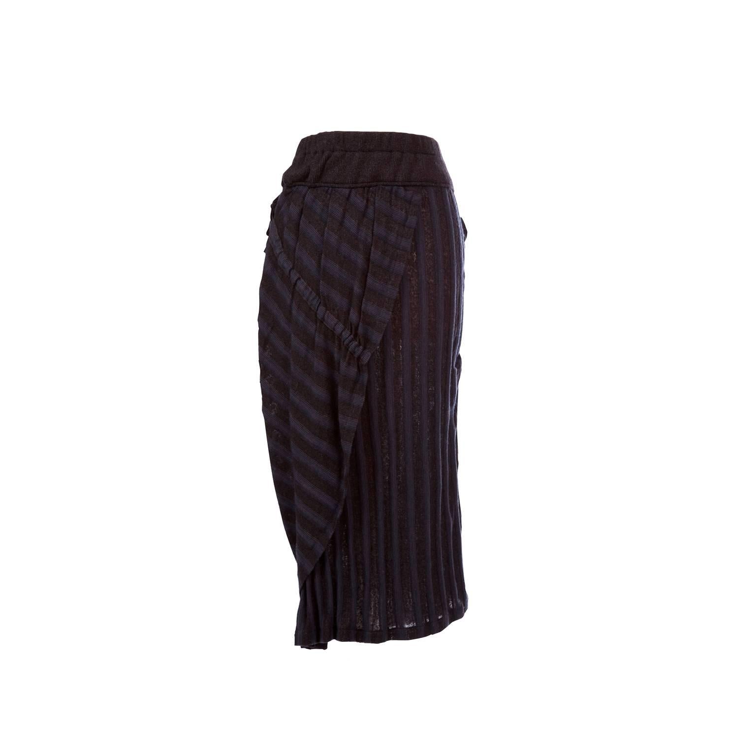 Issey Miyake draping woven legging skirt set from early 1980s.
Skirt features elastic at waist, asymmetrical draping along front panel and layered with contrasting textile, in shades of navy blue and brown. With matching legging.

Size : It fits