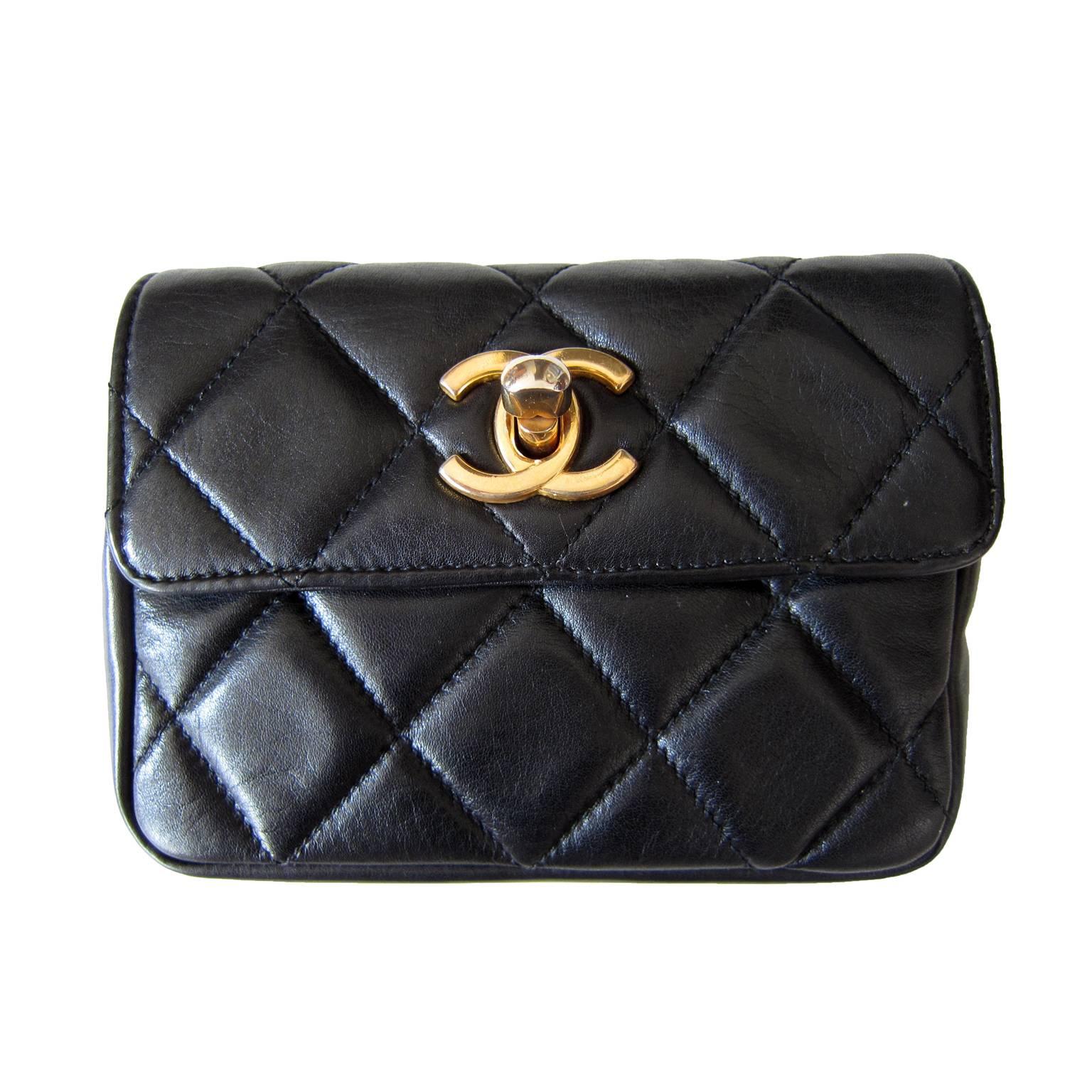 CHANEL CC logos chain belt quilted bag in black leather from circa 90s.
This version of the purse has rare hook closure. 
Made in italy

Measurements : 
Purse : 10 x 13.5 cm
Adjustable belt total length : 98 cm 