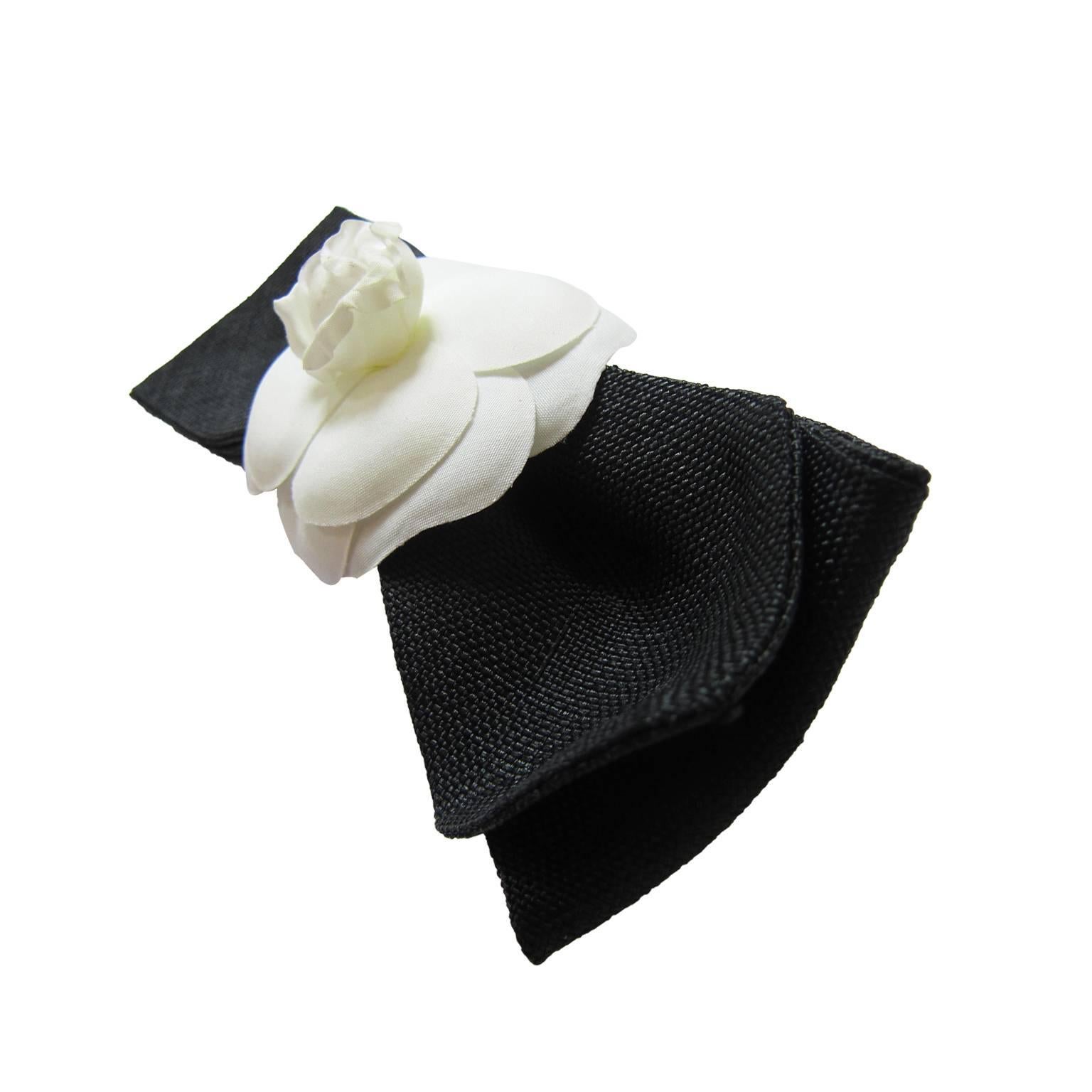 Chanel camellia black large woven bow with attached barrette. 

Total length : 22cm 