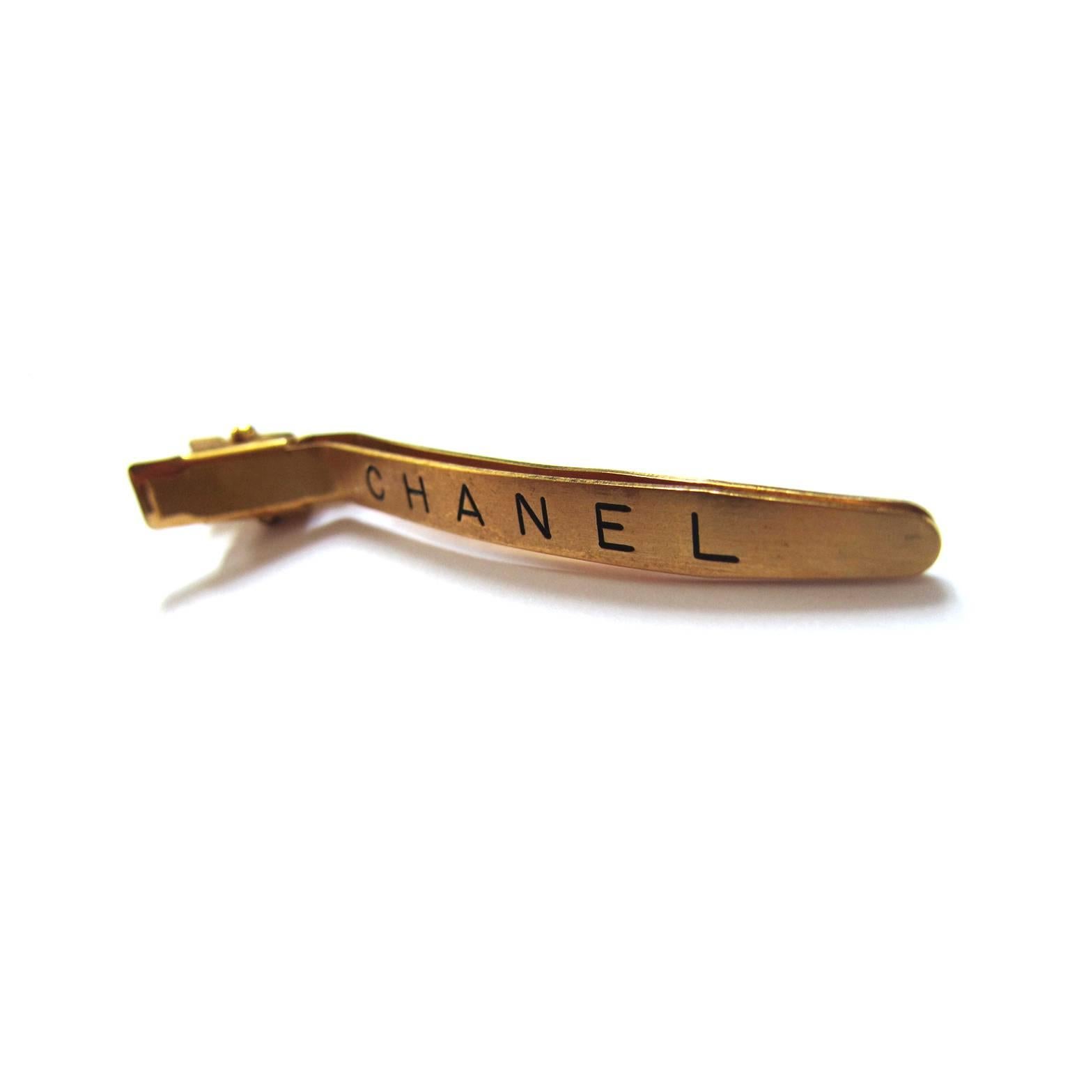 Chanel gold plated hair clip pin with embossed logo.

Measurements : 
Total length: 8.5cm x 0.7cm
