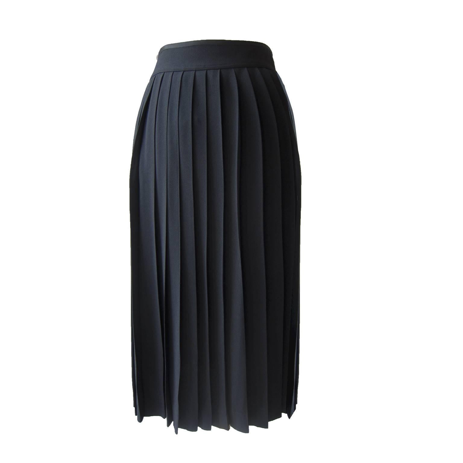 Yves Saint Laurent black pleated skirt from circa 1970s.
Hook fastening to the side with ribbed trim detail. 
Measurements :
Original size : 40 French ( Size M )
Waist : 71 cm
Length 72 cm

