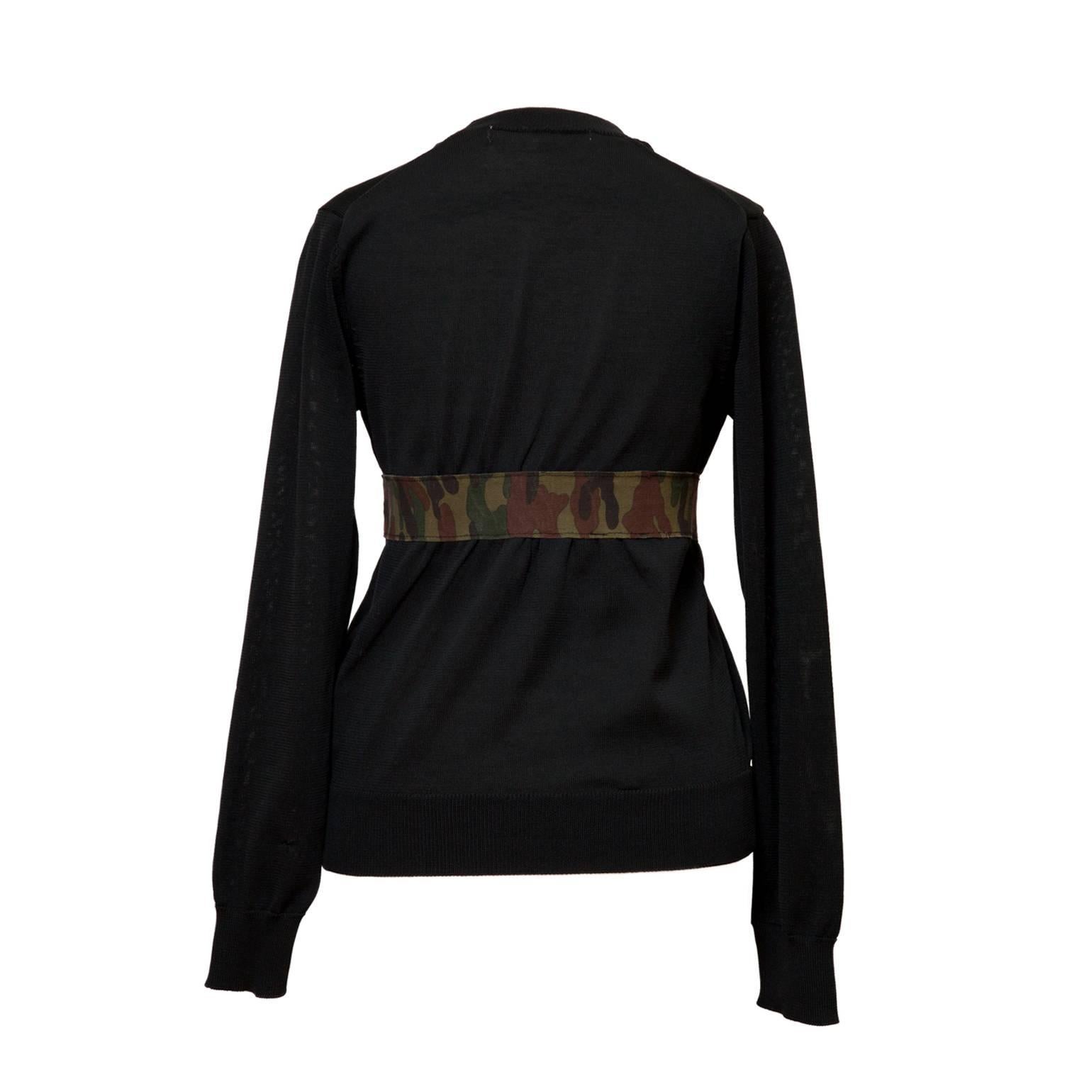 Comme des Garcons black top with camouflage tape detail from AD 2000.
Polyester 100%
Measurements : 
Sleeve : 60 cm
Shoulder : 36 cm
Length : 57cm
Under arm : 41 cm 
