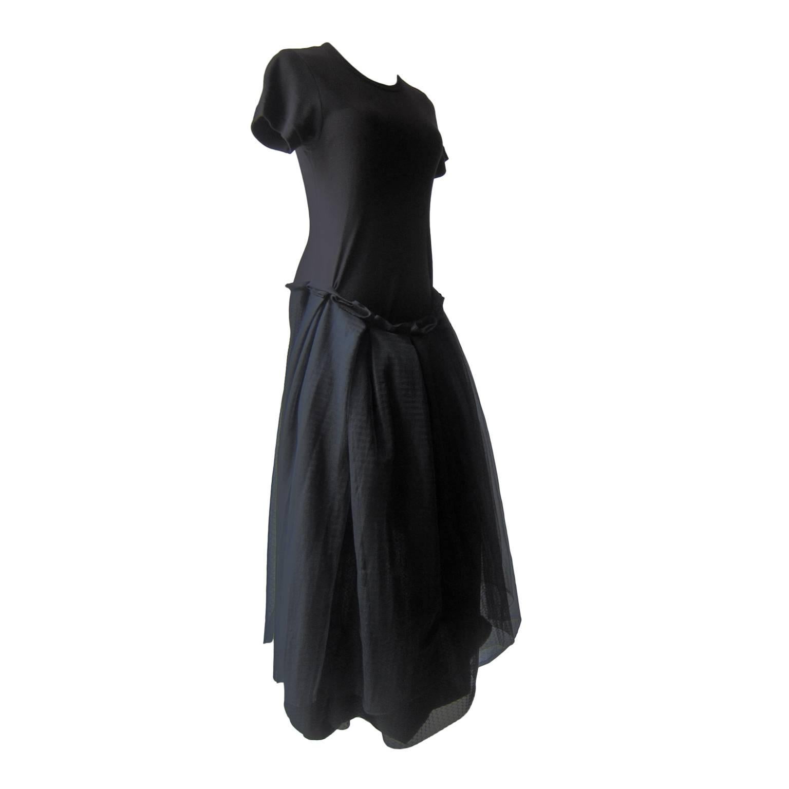 Rare Comme des Garcons black dress AD 1998.
Knee length jersey dress with layers of tulle gathered on body front.
Amazing.

Shoulder : 34.5 cm
Sleeve length : 14.5 cm
Underarm : 70 cm
Waist : 68 cm
Hip : 73 cm
Length Back : 100 cm
Tulle Length : 74