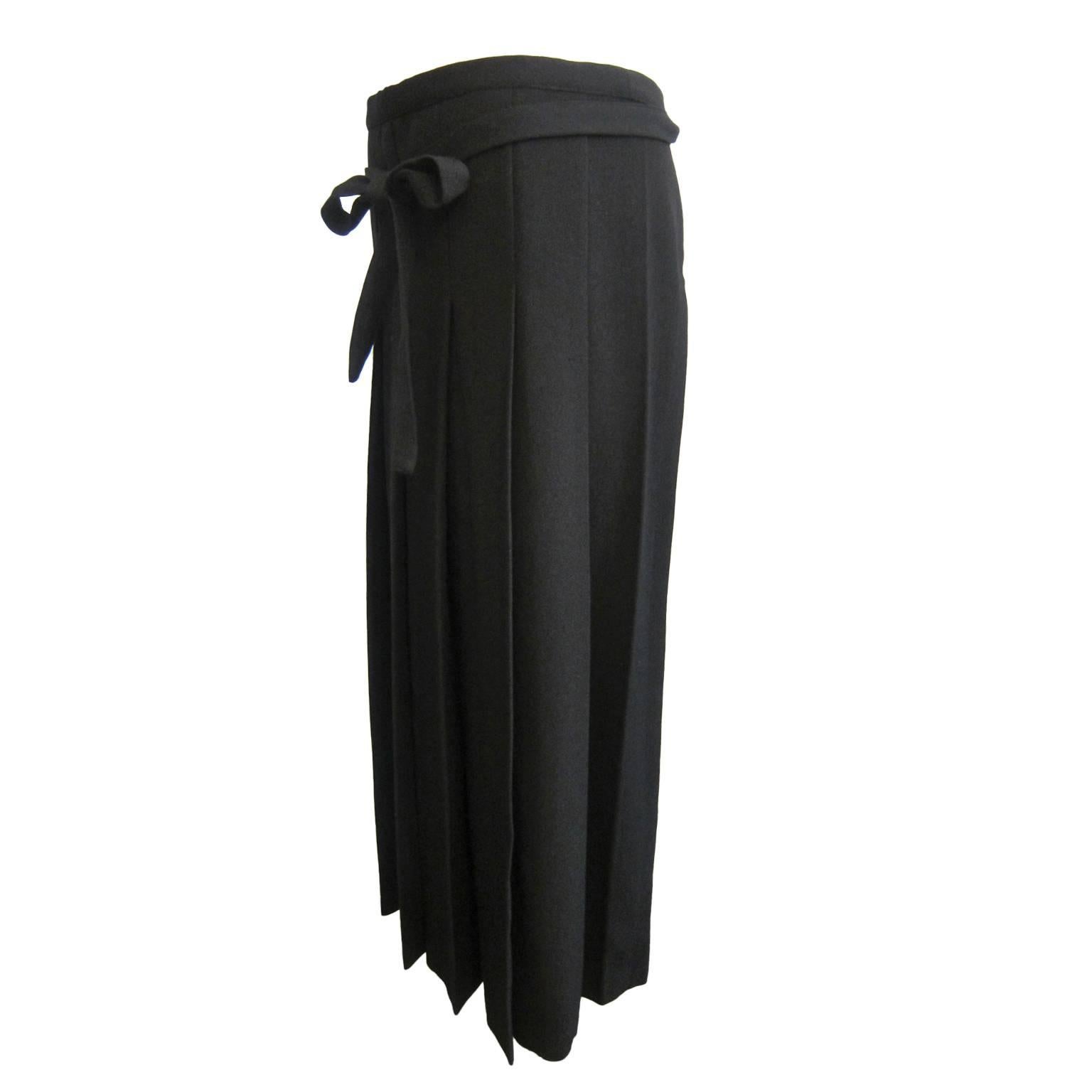 Comme des Garcons robe de chambre wide pleated wrap skirt AD 1998.
Measurements :
Width : 69
Length : 90 cm
Total length of top skirt incl. ties : 185 cm