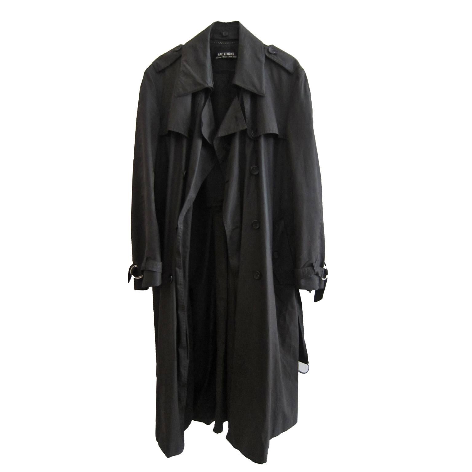 Raf Simons long military black waxed trench from the collection Riot Riot Riot AW 2001 - 2002.
Made in Belgium.
Size : 46 
