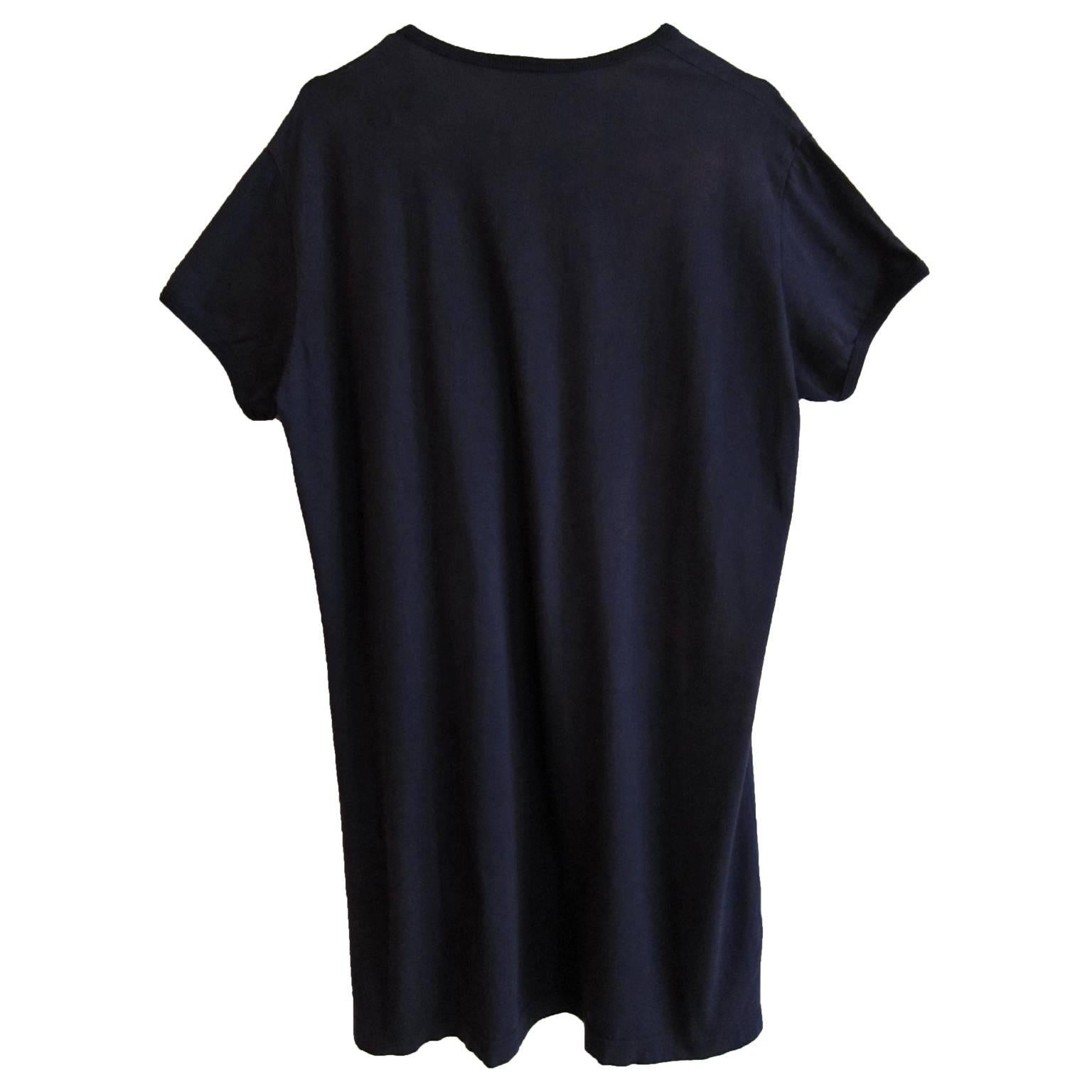 Rare Vivienne Westwood ejaculating penises navy jersey t shirt from circa 1994.
Size : L
Shoulder : 45 cm
Length : 75 cm
Under arm : 54 cm

