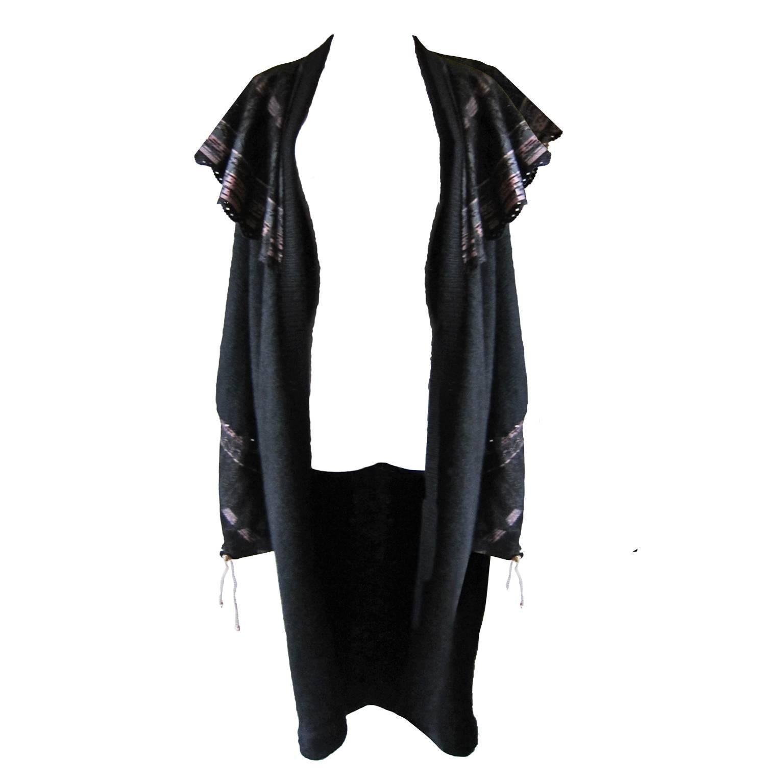 Zandra Rhodes mohair cardigan kimono style coat from circa 1970's.  Detailed faux leather detail  collar and sleeves. A bow closure.
Measurements : 
Neck to cuff : 79 cm
Center back length : 107 cm


