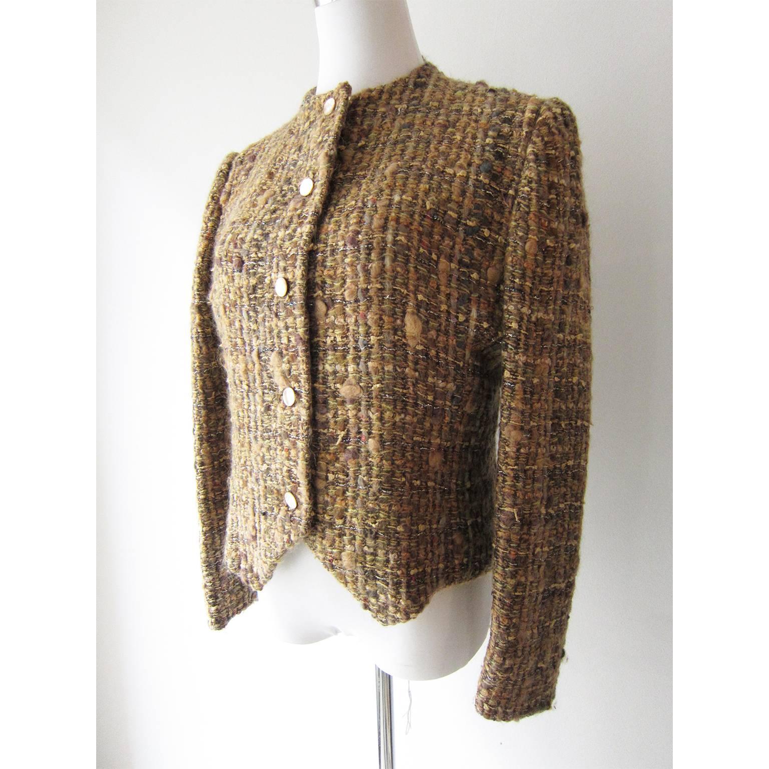 Chloe by Karl Lagerfeld beige and gold tone tweed jacket from circa 1980s.
The buttons are made of mother-of-pearl.
There is no size specification - please note the dimensions.
It fit like Medium.

Measurements :
Underarm : 95 cm
Back Length : about