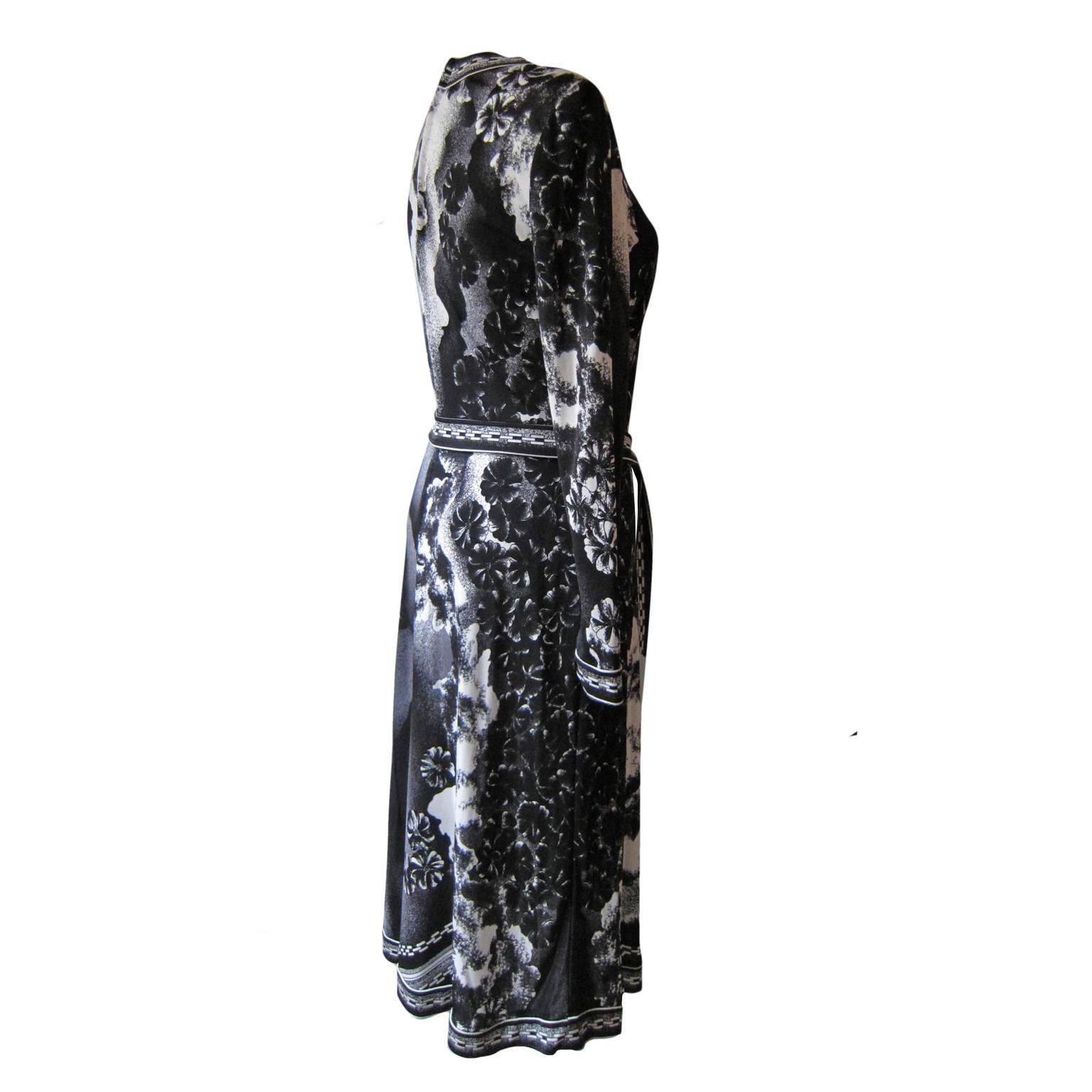 Black And White Photo Negative Lilies Floral Print Dress 1970s In Excellent Condition In Berlin, DE