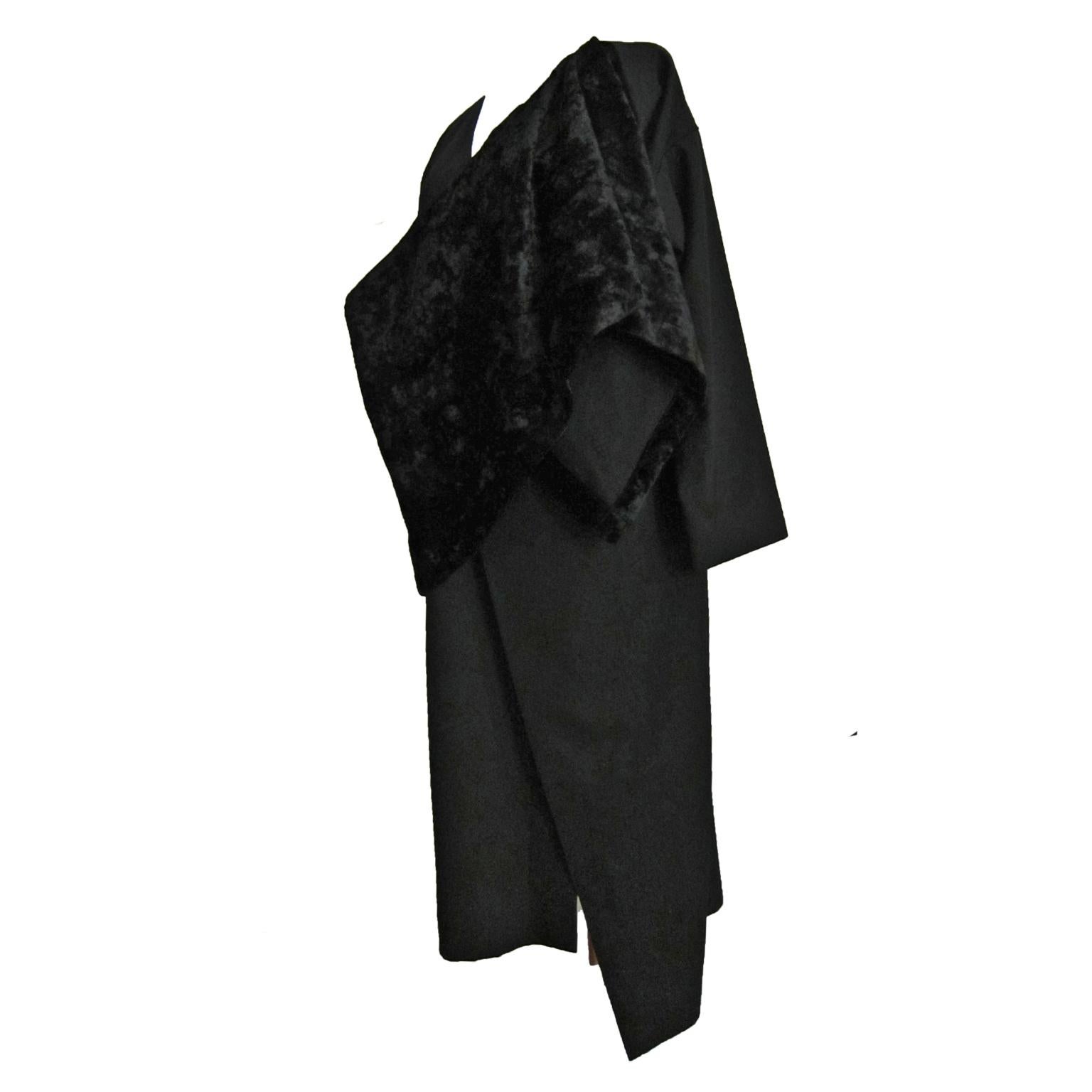 Incredible Comme des Garcons Tricot coat from AD 1999.
It has various silhouettes by turning shawl collar front piece as scarf or lowering. 
With one front button closure. 
Size : Free
Shoulder : 52 cm
Width : circa 50 cm
Length : 121 cm