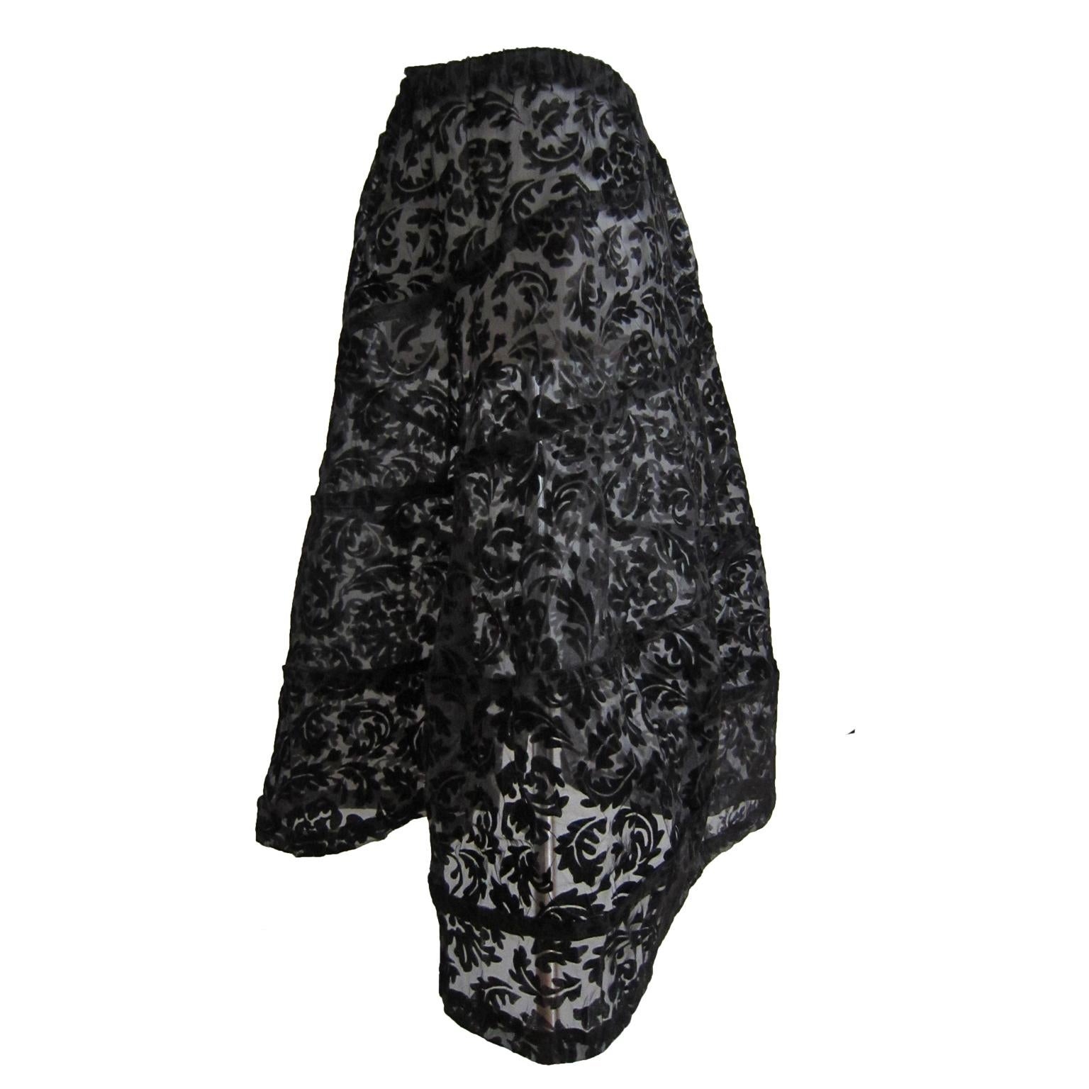 COMME des GARCONS tricot black flair sheer skirt with floral damage flock technic.
Stitched together spirally. Three-dimensional flare silhouette with volume. Elastic waist.
Free size 
Fits like 36 - 38 (EU), Medium
Length : circa 75 cm