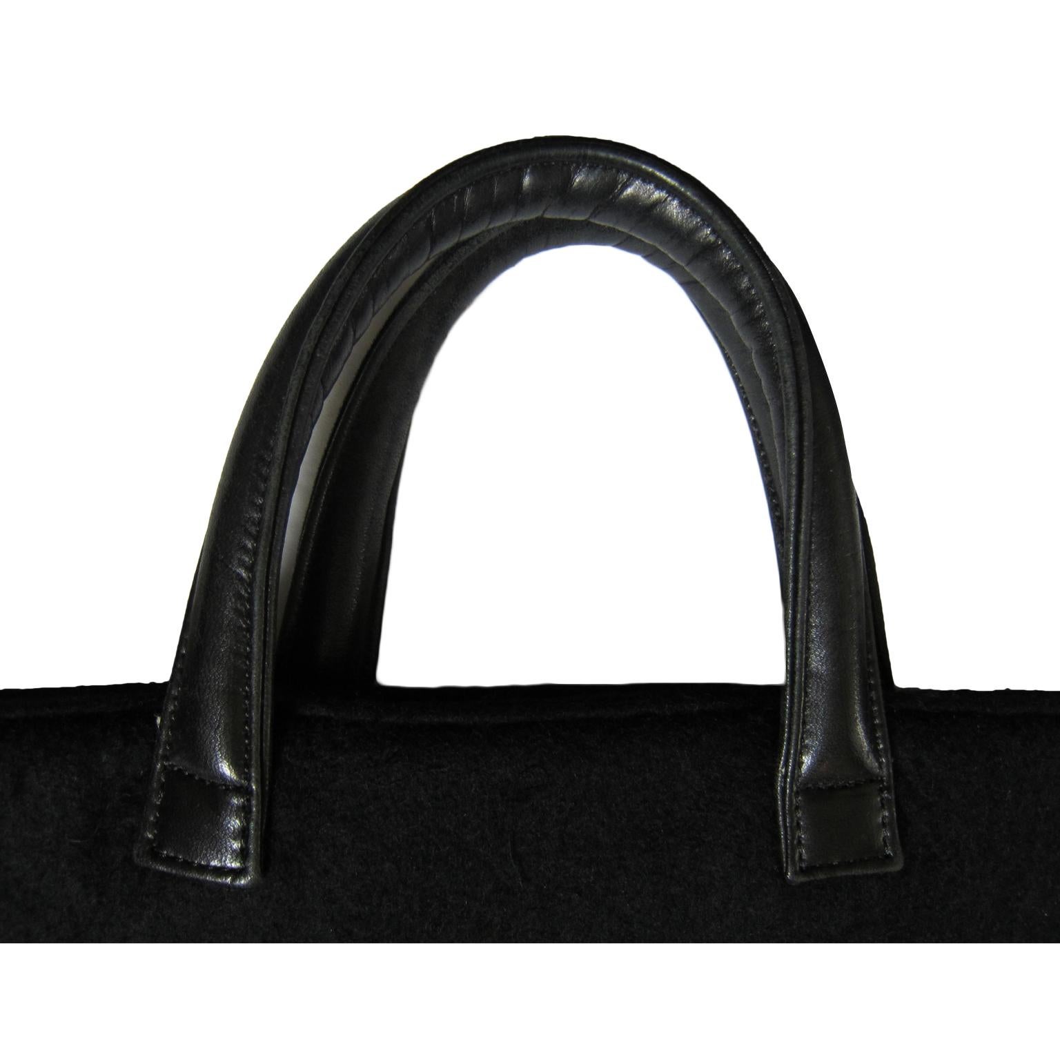 Helmut Lang Tragetasche mit Ledergriff aus schwarzem Filz, um 2000.
Eine Reißverschlusstasche und eine aufgesetzte Tasche innen, gefüttert. 

40cm x 40cm x  7cm
