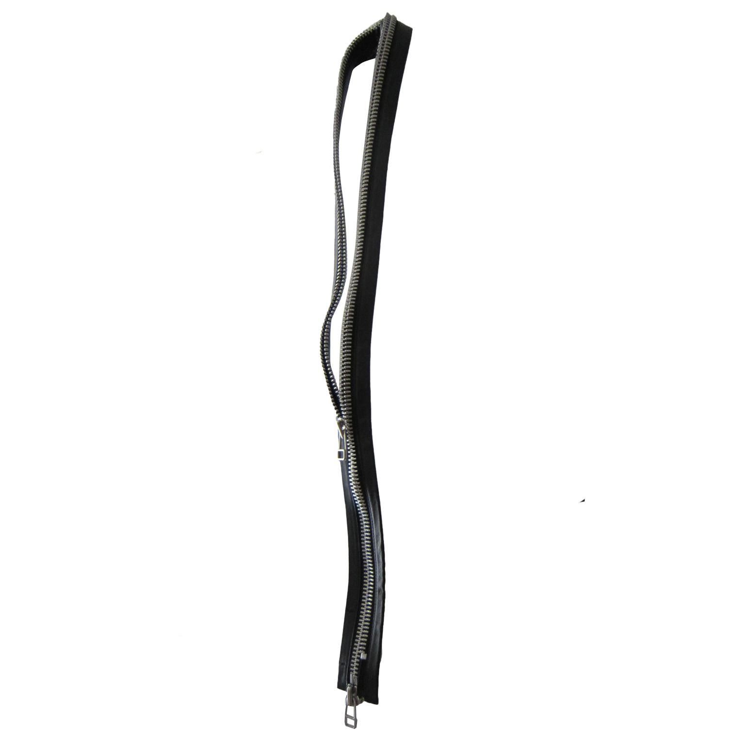Helmut Lang double zip black leather piece SS 2003.
Total length : 130 cm
Width : 6 cm (Zipper closed)



