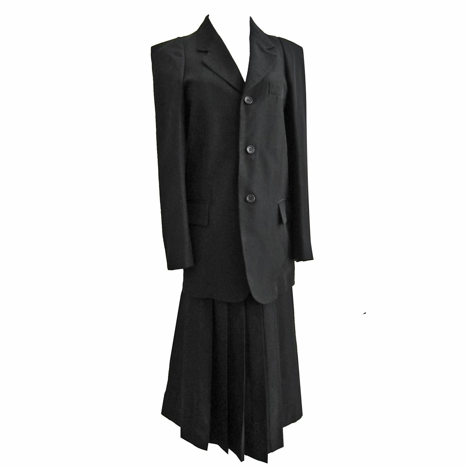 Comme des Garcons black three buttons jacket and skirt set from AD 1989.
Sleeves are constructed without shoulder pads.
Jacket size : M
Skirt : S 