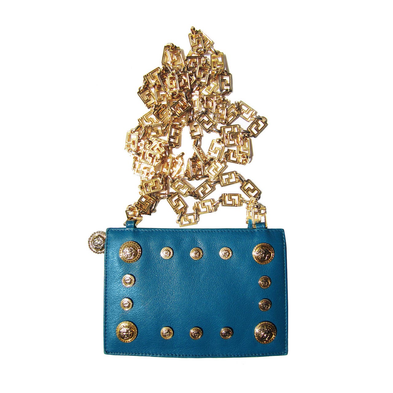 Gianni Versace Couture bright turquoise chain purse with gold medusa.
Sz : 11,5 x 17 x 4,5 cm
Total length shoulder chain 116 cm