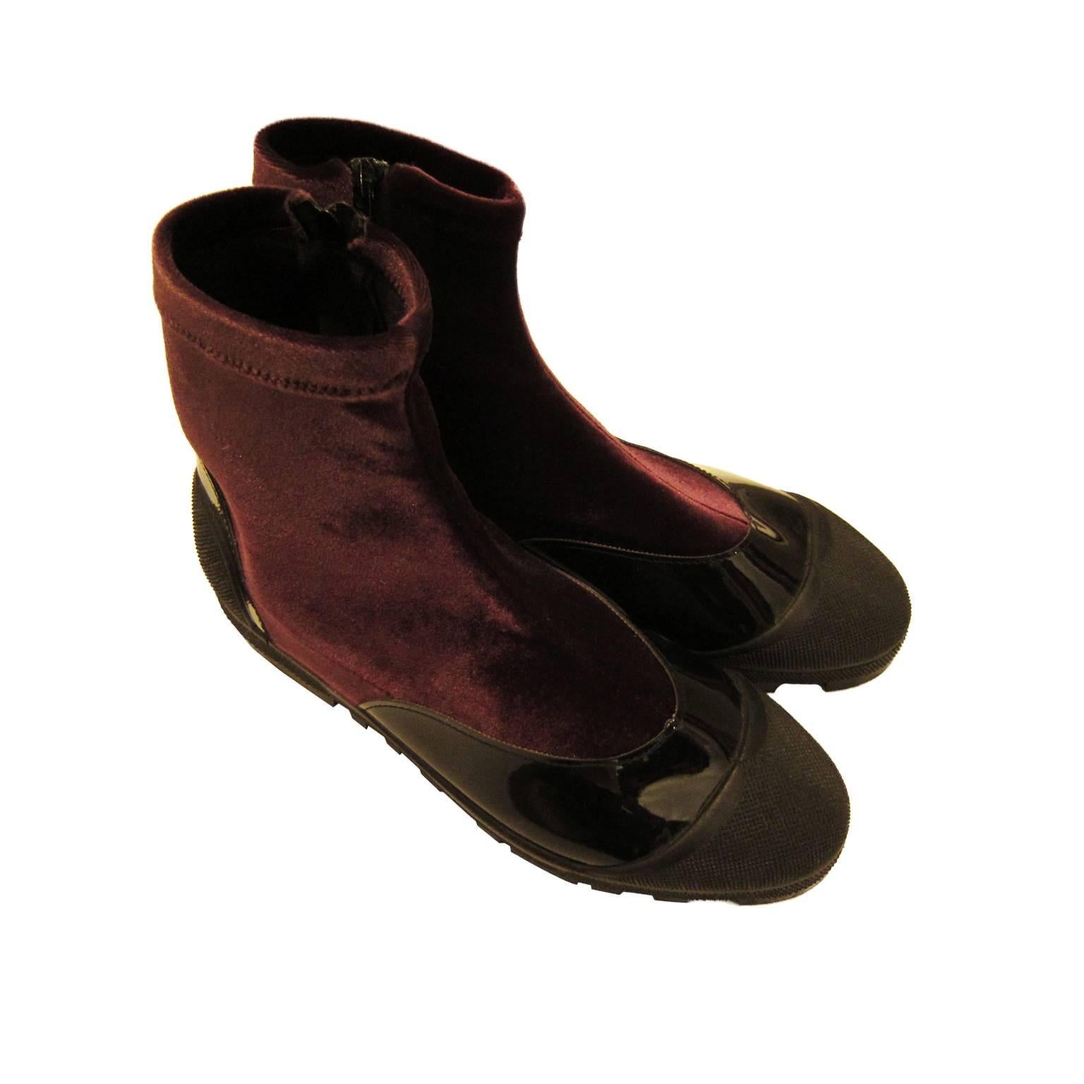 Rare Issey Miyake boots from circa 80s new in original box.
Bordeaux velvet textured elastic material with black enamel toe detail with zip closure.
Size : 41 EU 