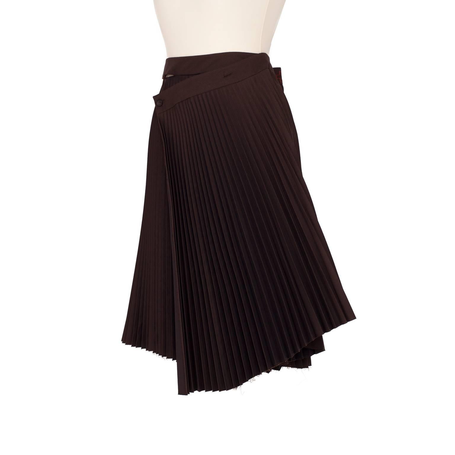 Rare A.F. Vandevorst sculptural wrap pleated skirt in dark brown from 1990s.
Featuring double buttons at the top waist band and pleating throughout the knee length skirt. Amazing piece.

Size 36 - 38 EU / 6 US