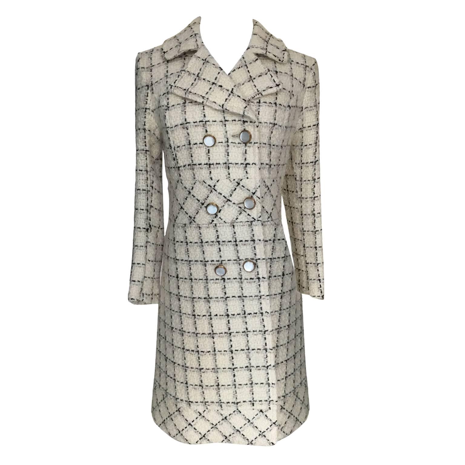 Elsa Schiaparelli beautifully textured tweed coat with button front closure.
Diagonally patch detailed waist and hem. Iconic contrast colours and patterns with ivory lining - Amazing fit. A classic.
Size : It fits like US 4-6, EU 36
Measurements