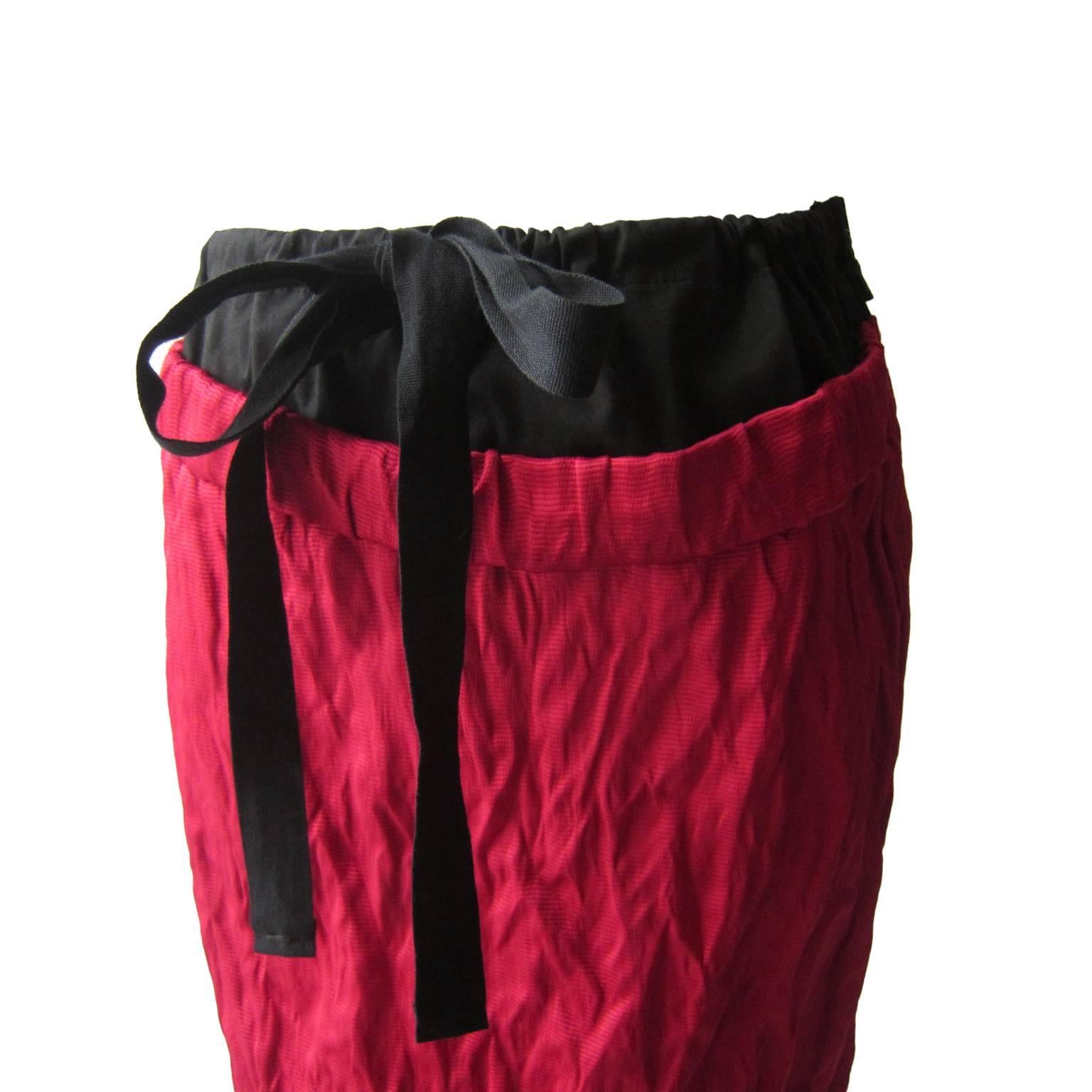 Prada Pencil Red Black Bow Skirt Collection SS 2009 In Excellent Condition In Berlin, DE