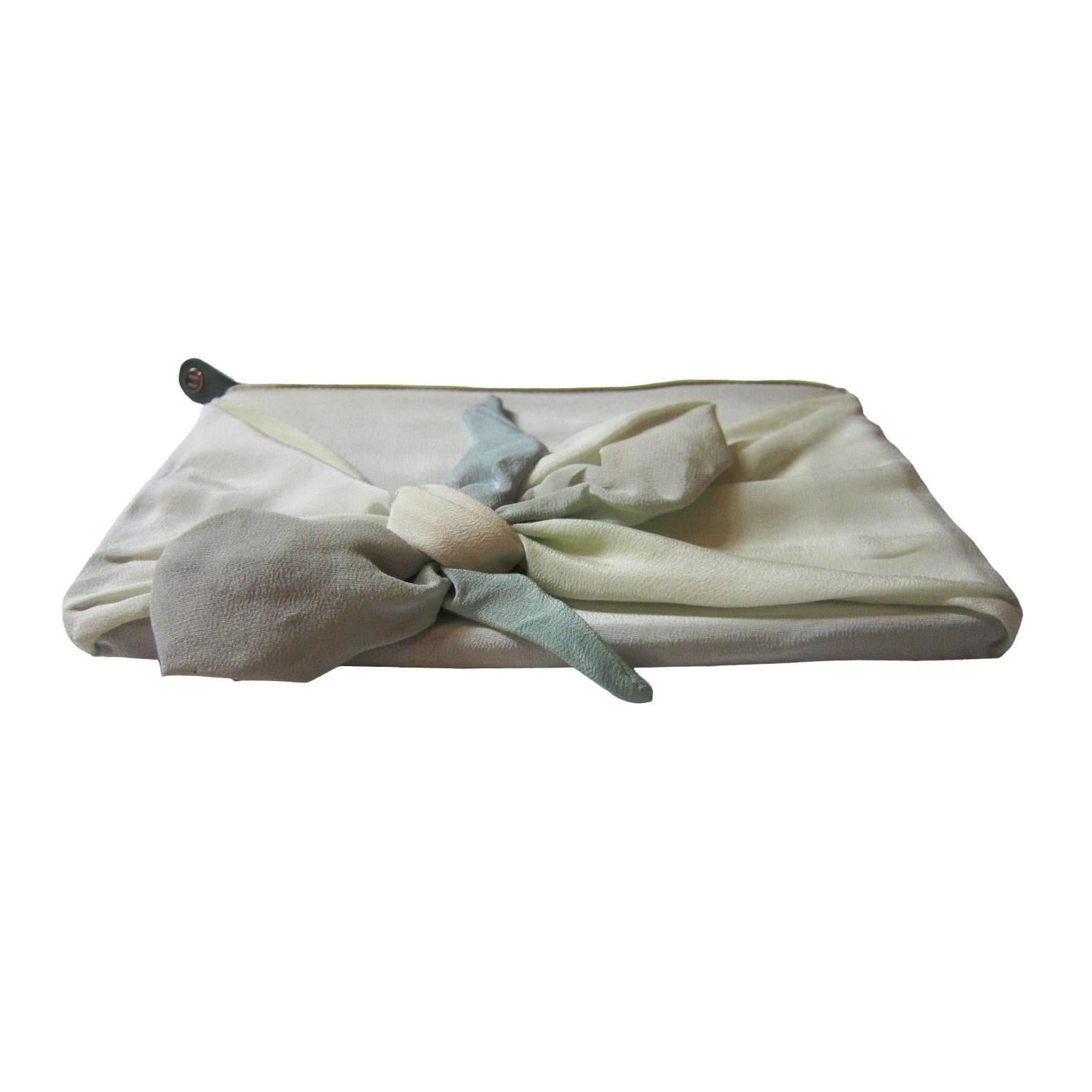 Martin Margiela silk wrapped purse with a zip fastening. Beautiful light shades graduation silk with bow detail.
Size : 22 cm x 15 cm