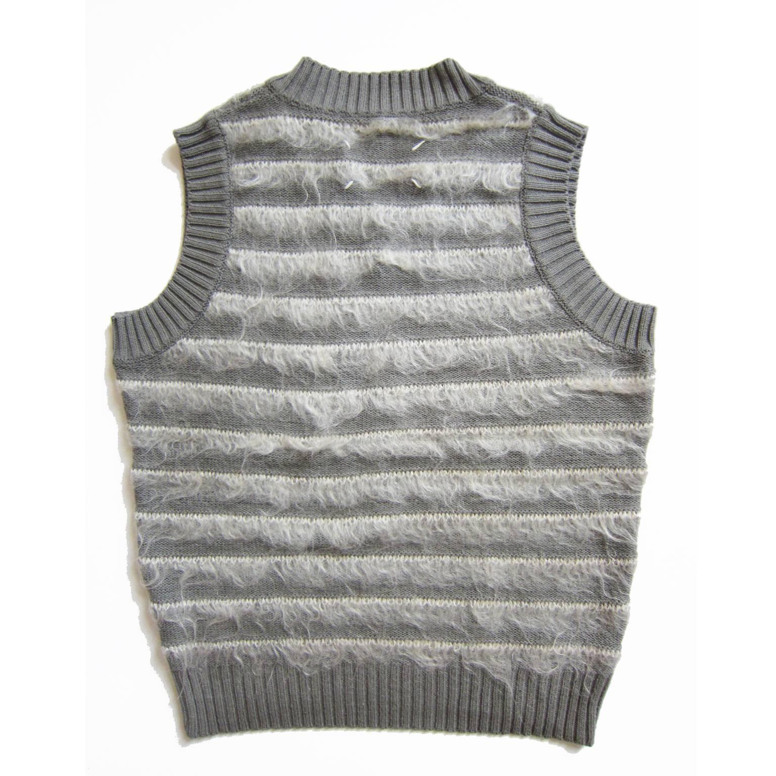 Martin Margiela gray knit top with long mohair stripe detail.
Measurements : 
Under arm : 84 cm
Length : 56 cm