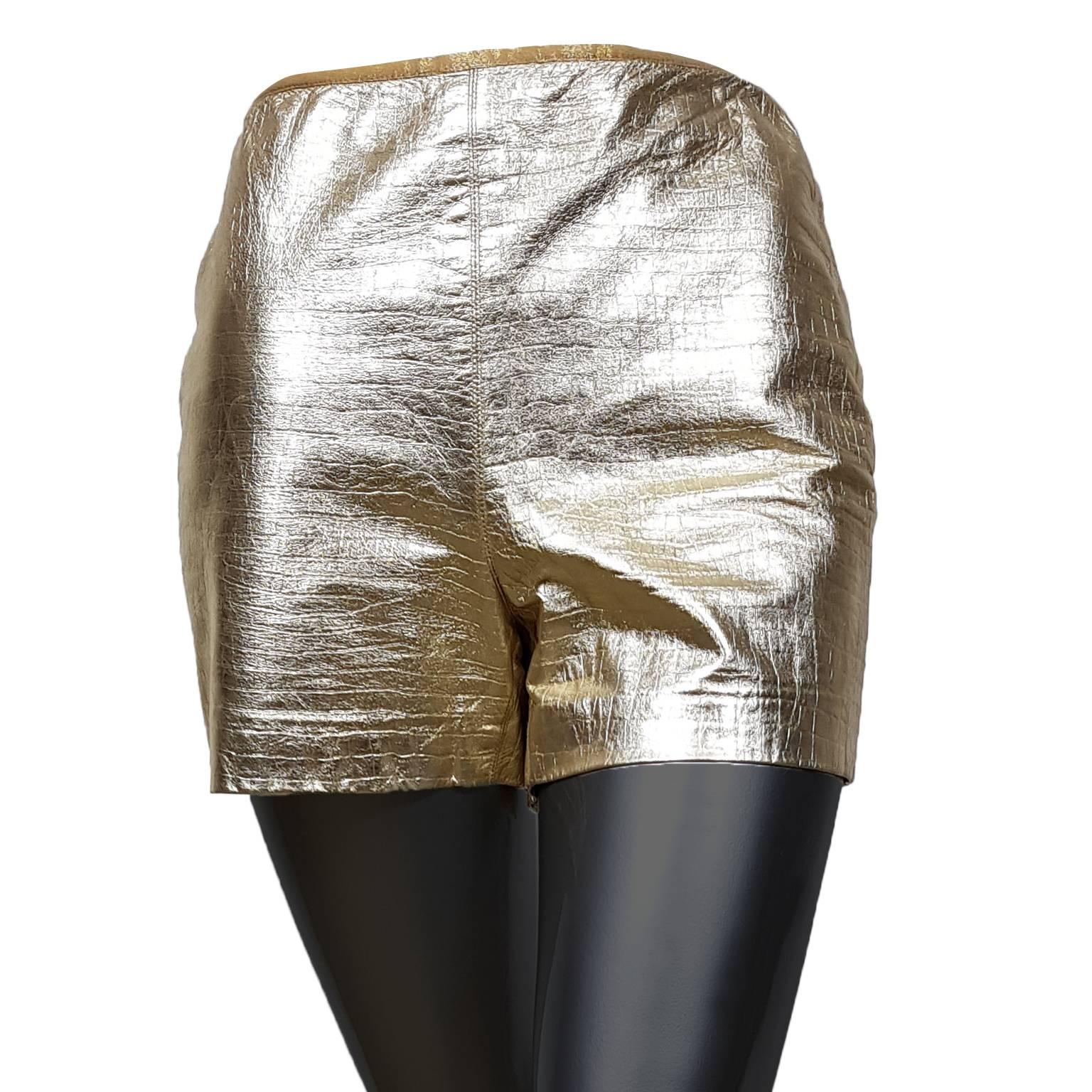 Versace Couture golden shorts from AW 1994, excellent condition.
Size : 42 IT, 38 EU
Waist : 66 cm
Hip 88 : cm
Length : 33 cm