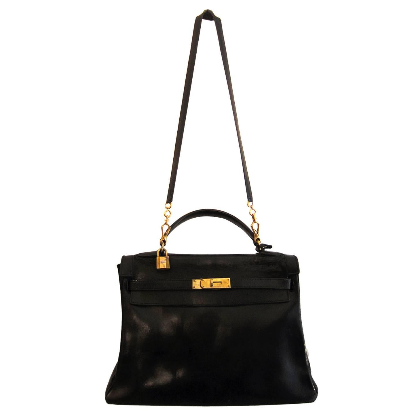 Hermes Kelly from circa 1970s.
It has black box style leather with gold tone hardware with shoulder strap.
Please note that the bag has some wear in various areas of the bag.
Width : 32 cm