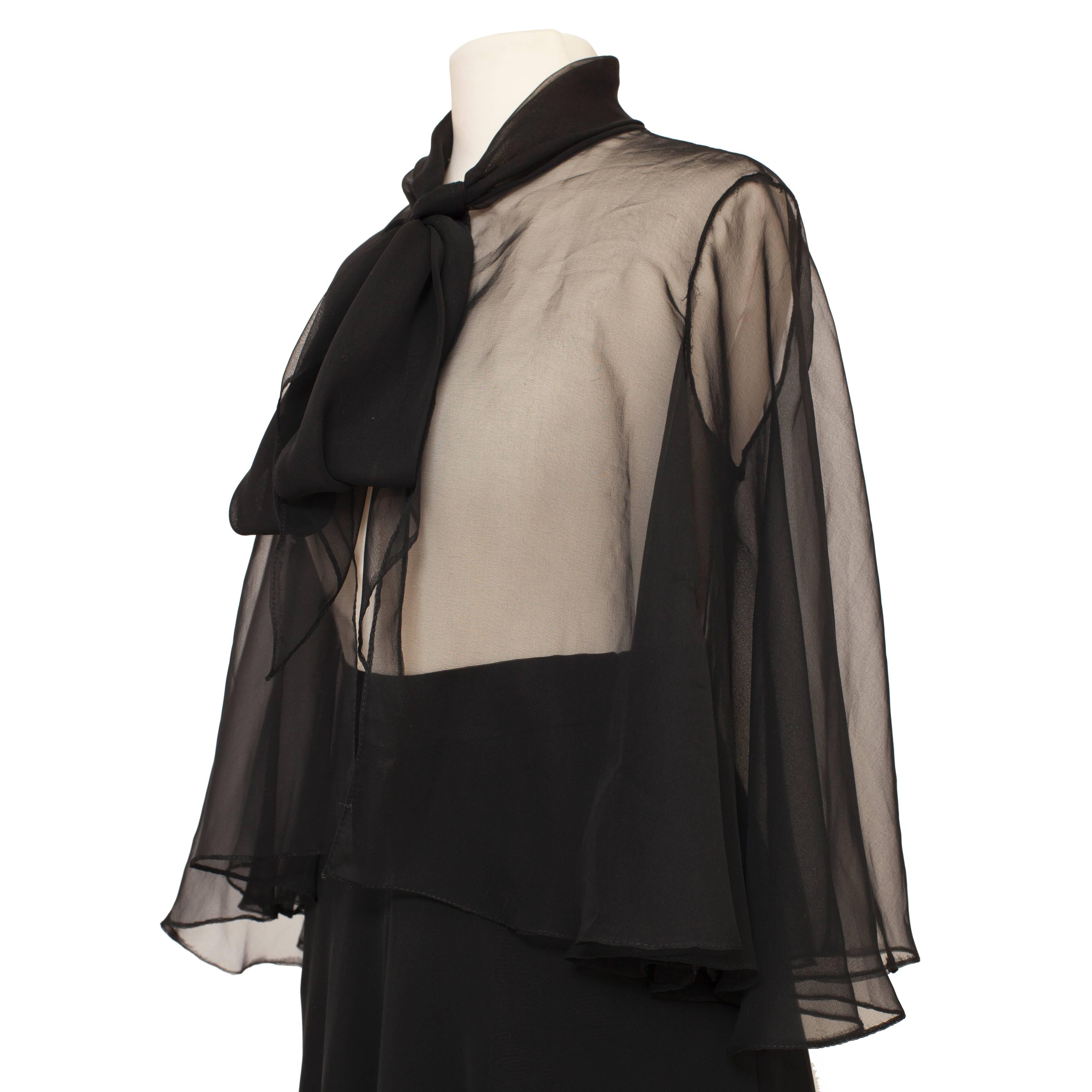 Schwarzes durchsichtiges Seidenorganza-Oberteil mit Schrägschnitt und Rock, 1970er Jahre im Angebot 2