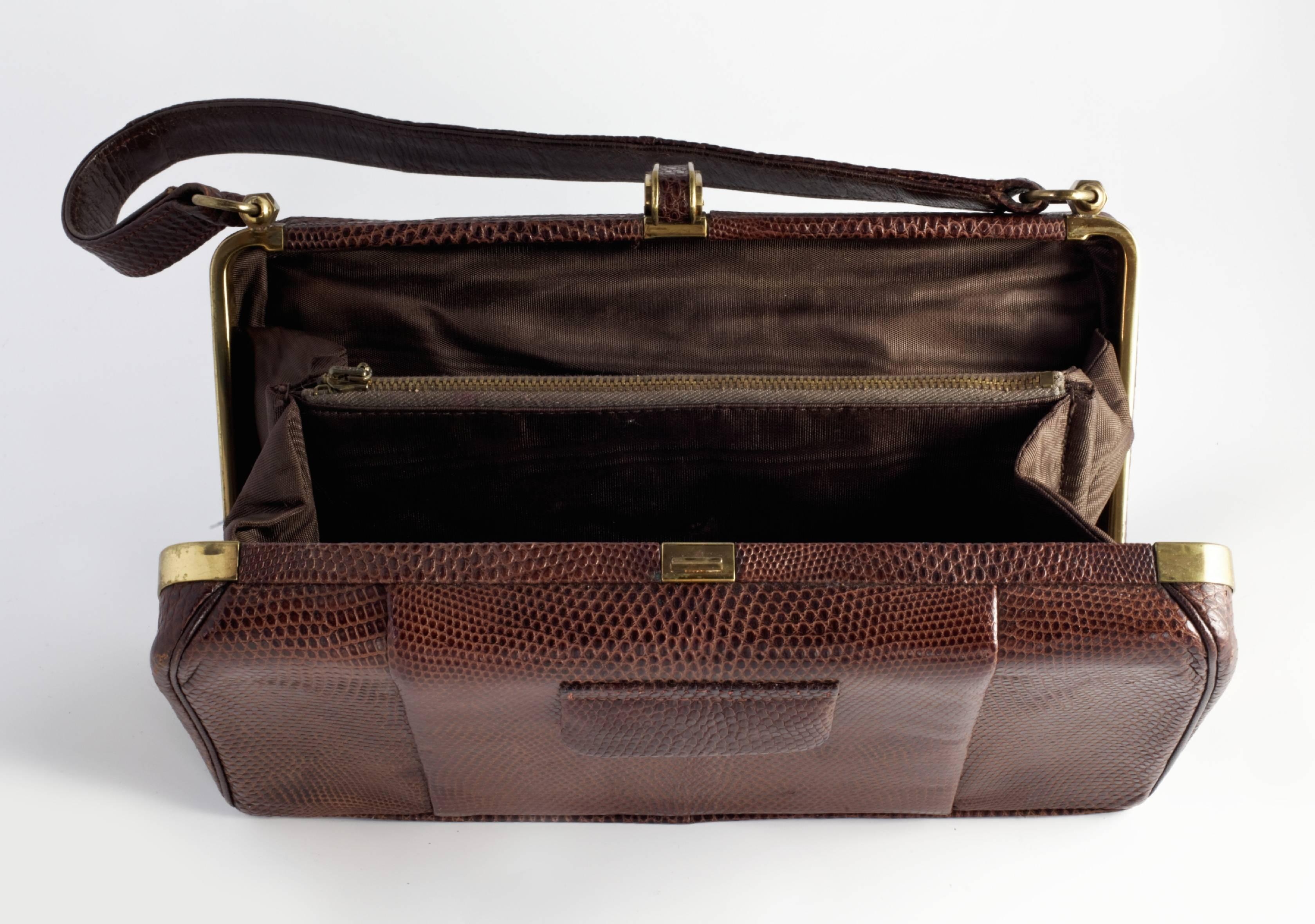 Fantastic post war 1940's box bag made by the highly collectable English brand Fassbender.

Made from Tan Lizard skin and lined with chocolate Brown silk, finished with gilt hardware, it comes complete with its original mirror.

The original