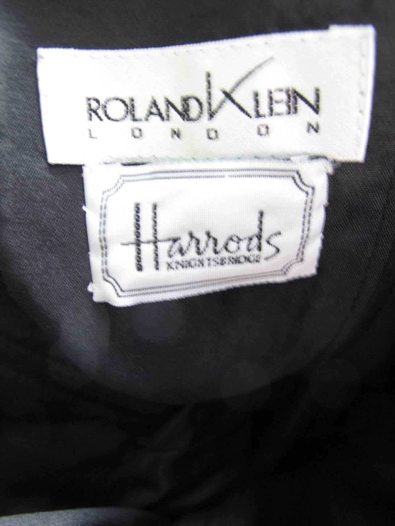 Roland Klein vestido negro sin tirantes con cola a rayas blancas y negras en venta 1