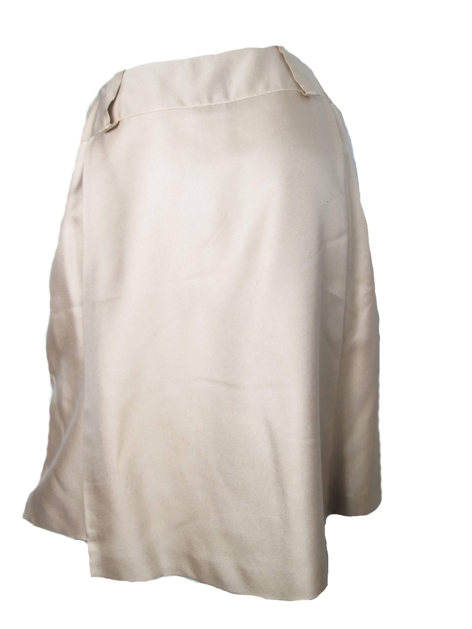 2001 Chanel Beige (ivory) silk skirt, mother of pearl logo.  Condition: Very good, small spot, see photos.  Size 40/ US 6 - 8

We accept returns for refund, please see our terms.  We offer free ground shipping within the US.  Let us know if you have