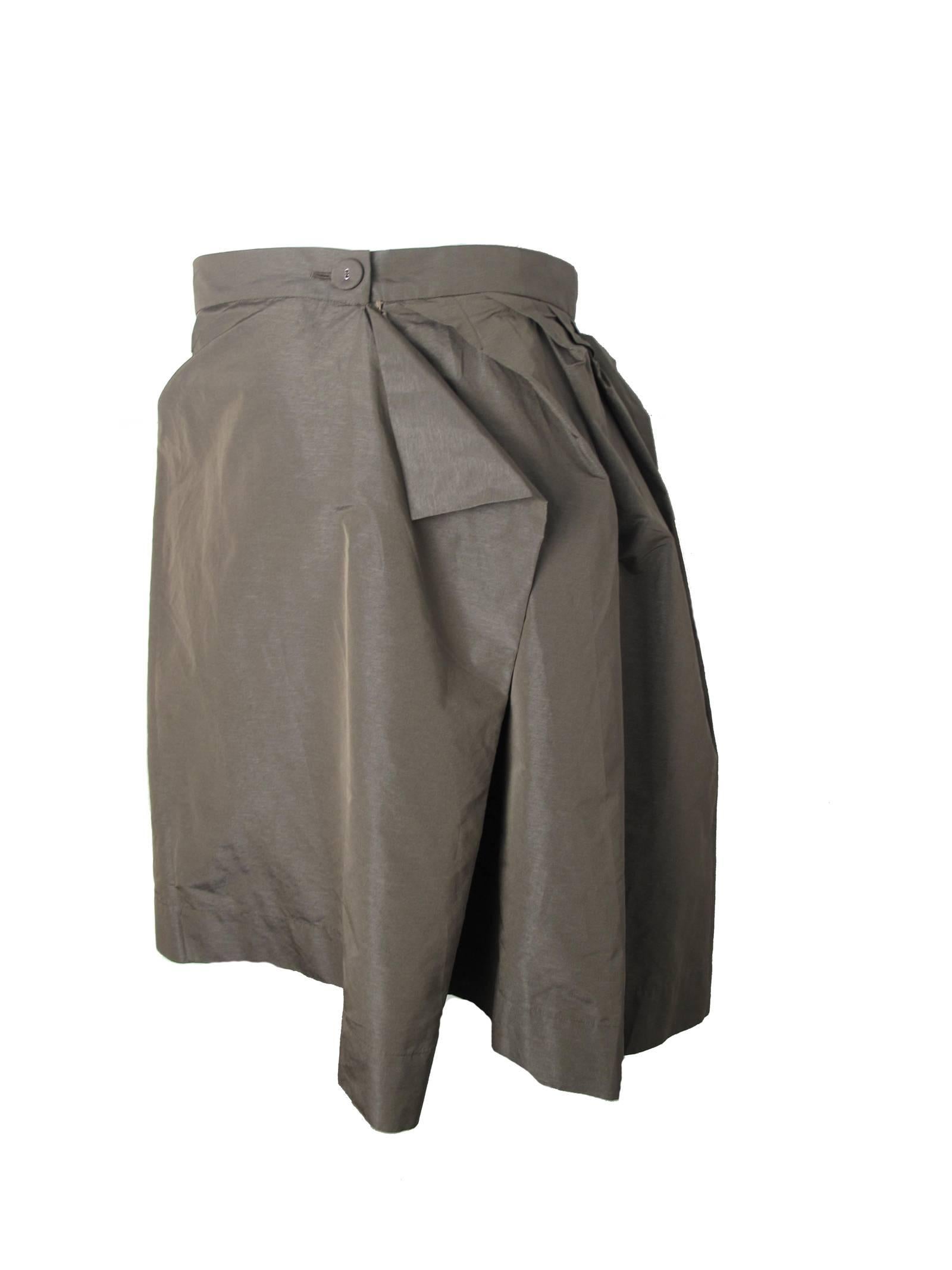 Olivgrüner Rock von Vivienne Westwood mit Plissee.  Zustand: Ausgezeichnet. 
Hergestellt in Rumänien.  Polyester-Gewebe.  Größe 48
32