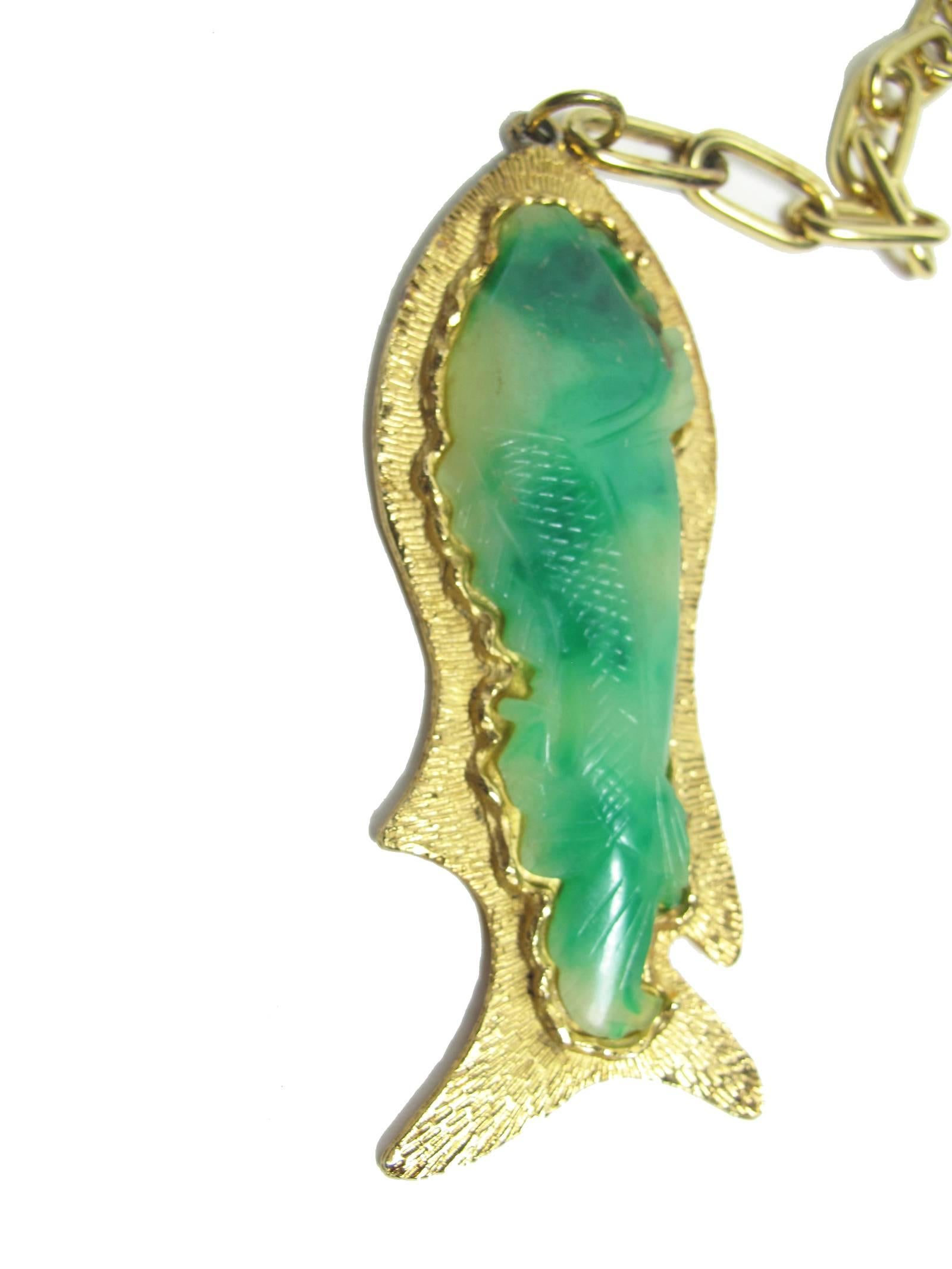 Vendome large faux jade fish gold tone necklace.  Condition: Very good. 

Pendant : 4 1/2