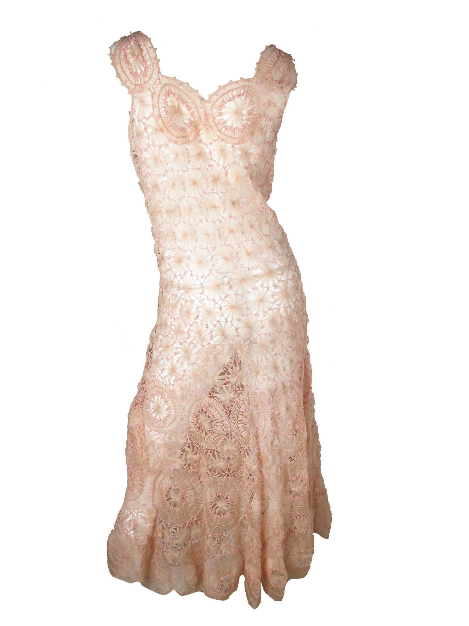 Pink crochet gown. Condition: Very good. Size 6

We accept returns for refund, please see our terms.  We offer free ground shipping within the US. Please let us know if you have any questions. 
