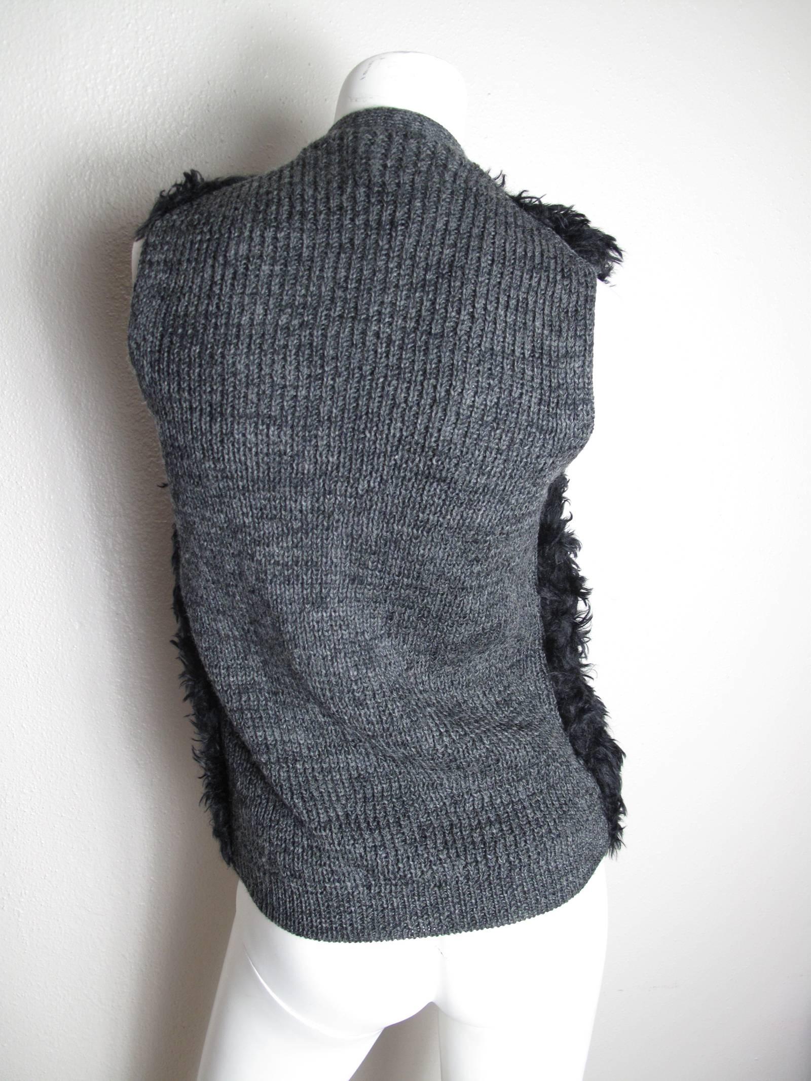 Prada grey knit wool sweater vest with black wool fake fur.  Condition: Excellent. Size Medium
(mannequin is a US size 6 )

We accept returns for refund, please see our terms.  We offer free ground shipping within the US.