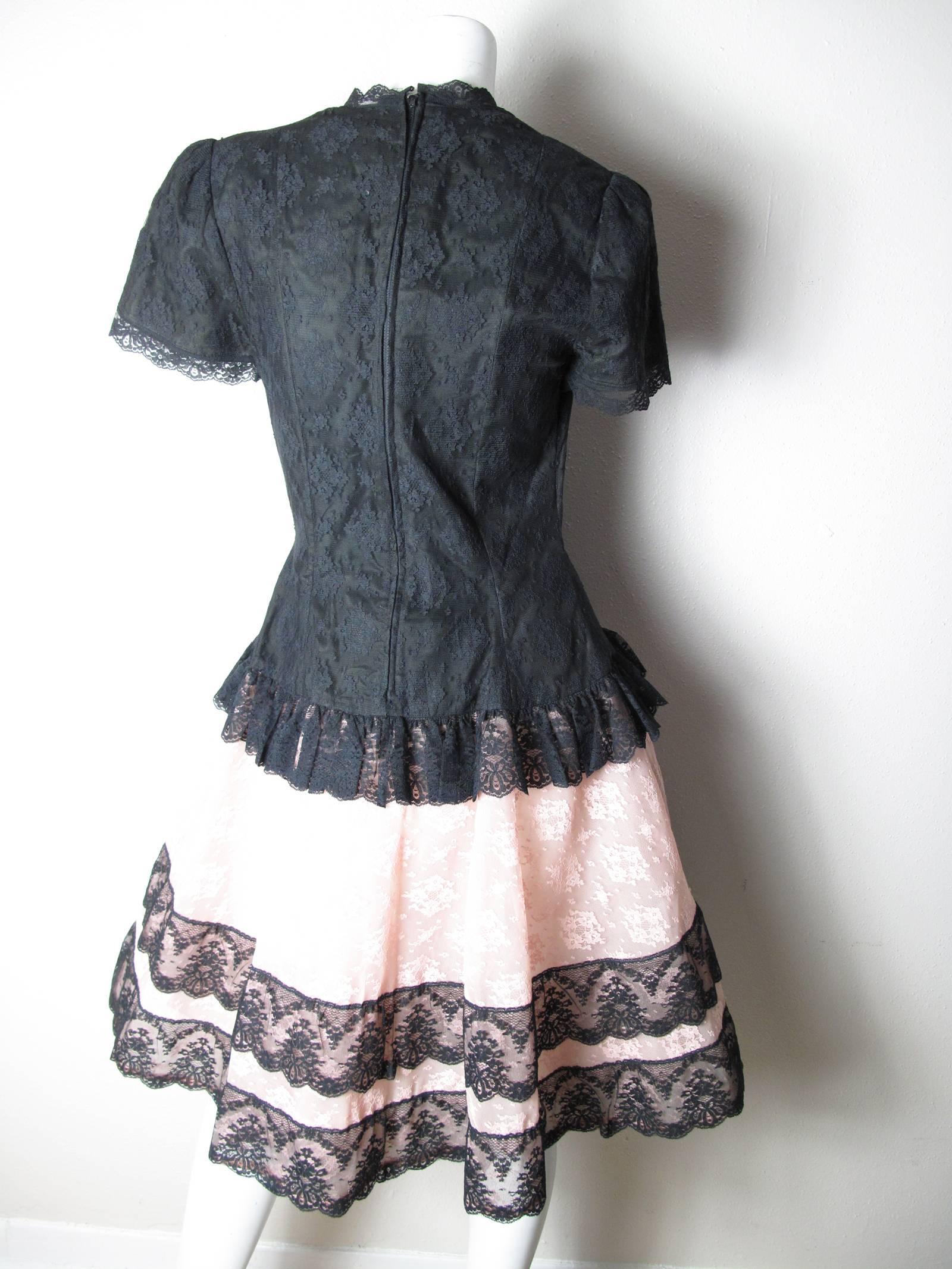 Oscar de la Renta pink and black lace cocktail dress. Condition: Excellent. Size 10/ or current US  6- 8
We accept returns for refund, please see our terms. We offer free ground shipping within the US. Please let us know if you have any questions.