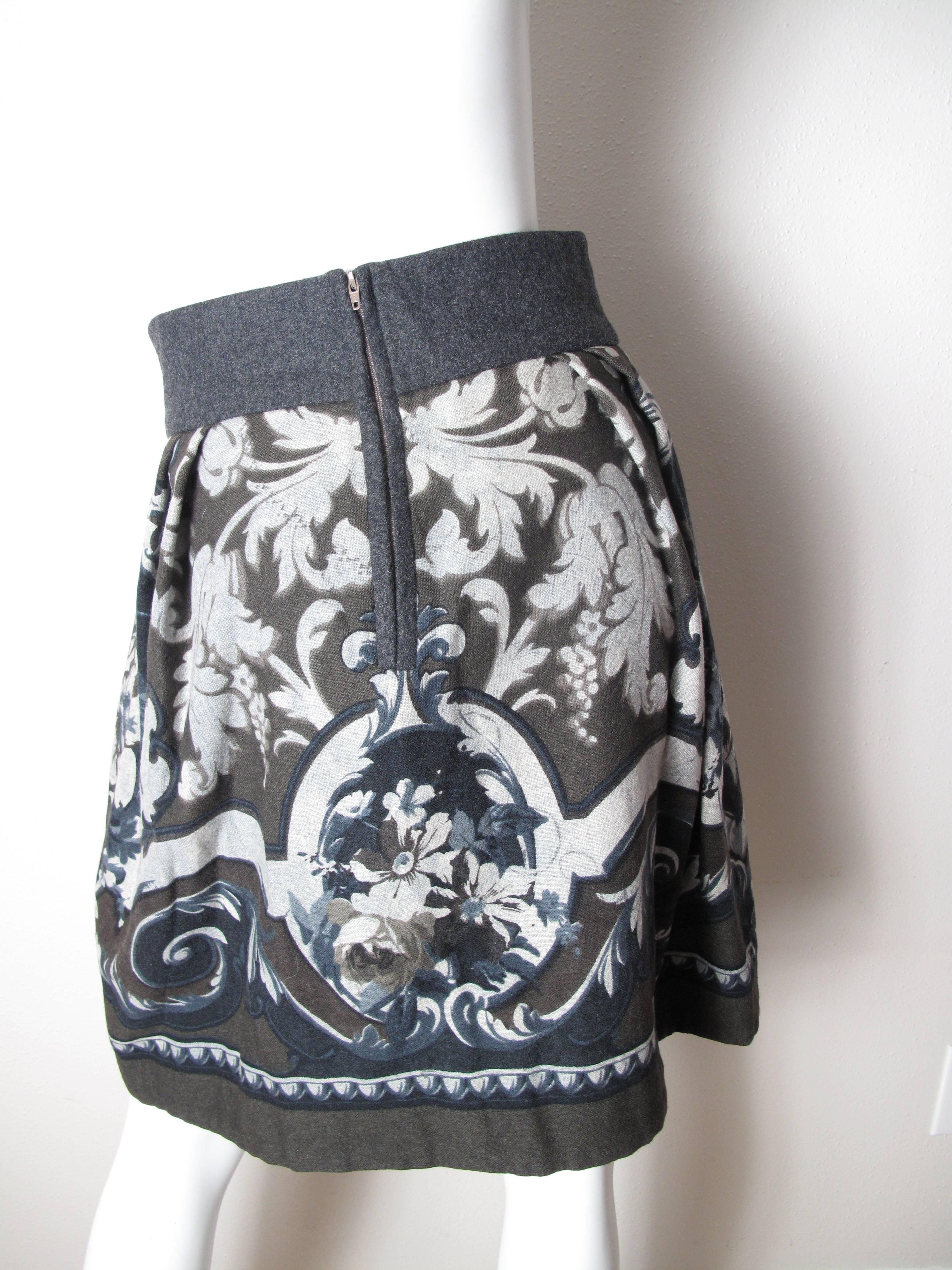 Byblos wool charcoal skirt with brown and grey print.  Opening in front. Condition: Excellent.  Size 40 / US 6

We accept returns for refund, please see our terms. We offer free ground shipping within the US.  Please let us know if you have any
