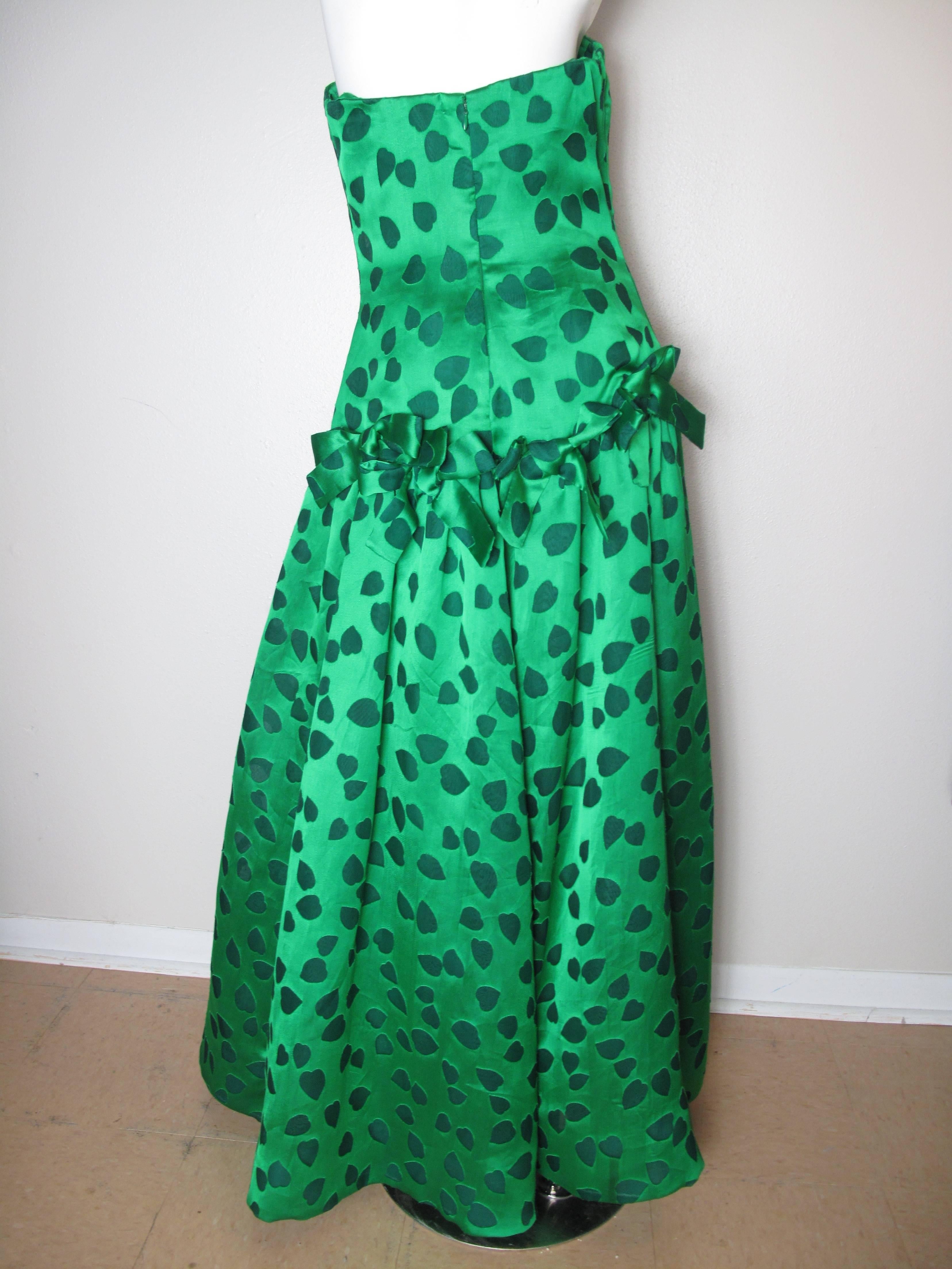Scaasi green silk strapless gown with bow details at back. Size 10 - 12
Condition: very good

 We accept returns for refund, please see our terms.  We offer free Ground shipping within the US.  Please let us know if you have any questions. 
