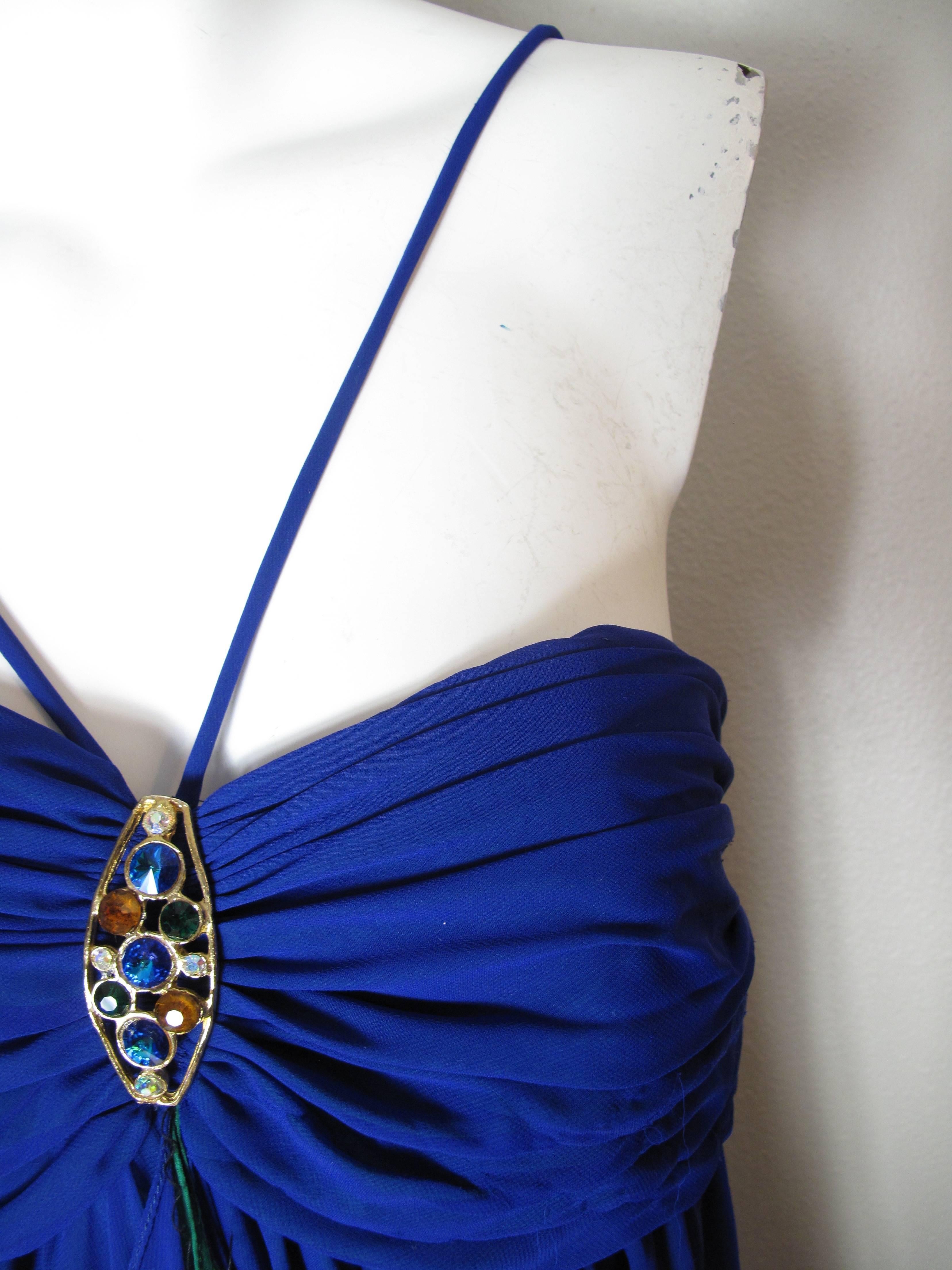Robe d'Adele Simpson en mousseline de soie bleue et verte avec un accent de bijoux en strass. 
État : très bon. Taille 8 

buste de 34