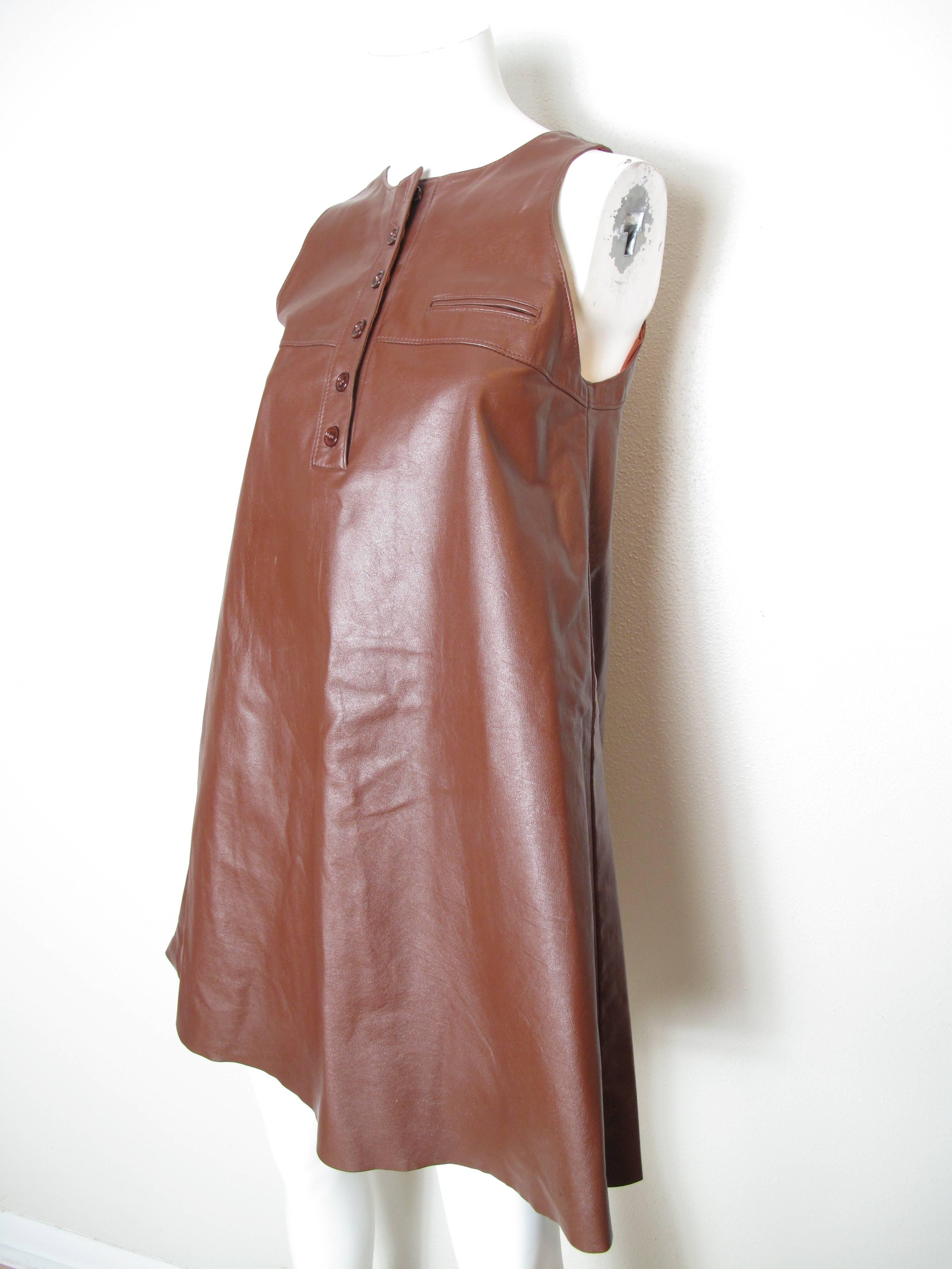 1970s Anne Klein brown leather jumper dress with small pocket and buttons at neckline.  Condition: Very good, some white spots, see photos.  Size 4

We accept returns for refund, please see our terms.  We offer free ground shipping within the US.