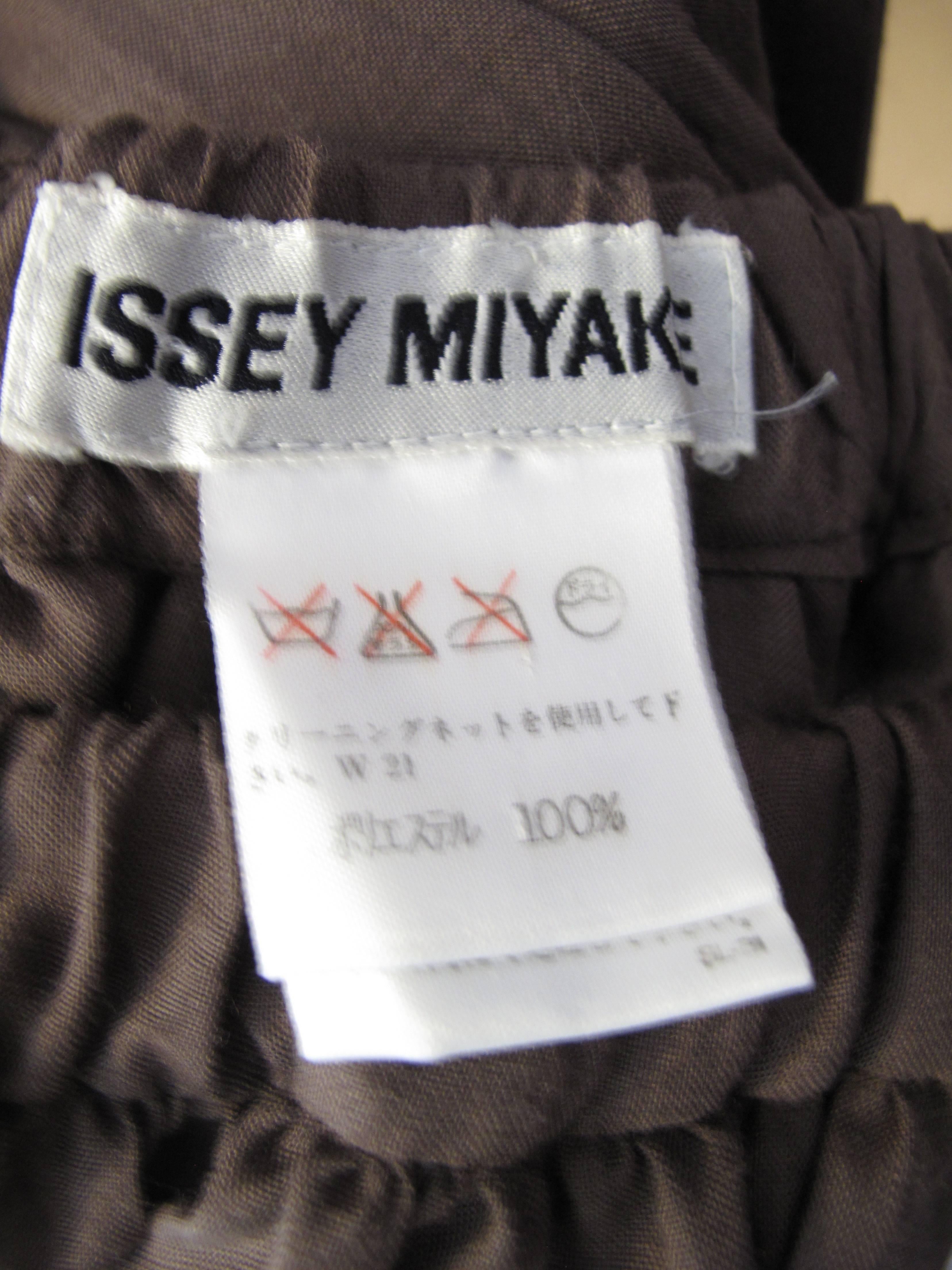 Issey Miyake cotton pleated skirt with elastic waist.  Condition: Excellent. Size Medium

We accept returns for refund, please see our terms.  We offer free ground shipping within the US. Please let us know if you have any questions.