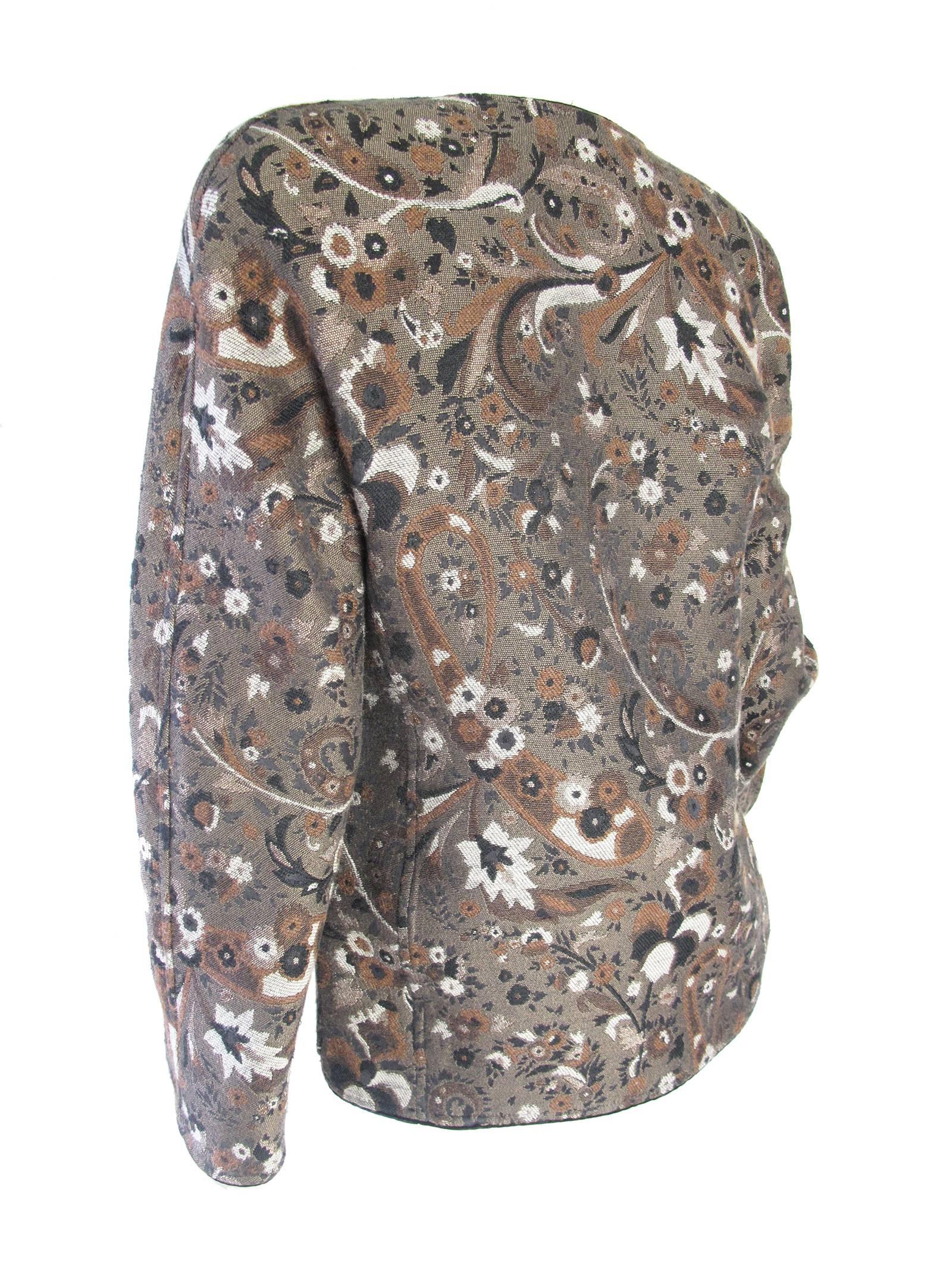 Valentino floral print jacket. Two front pockets, two button closure on front.  V neck.  Condition: Excellent.  Size 8

We accept returns for refund, please see our terms. We offer free ground shipping within the US. 