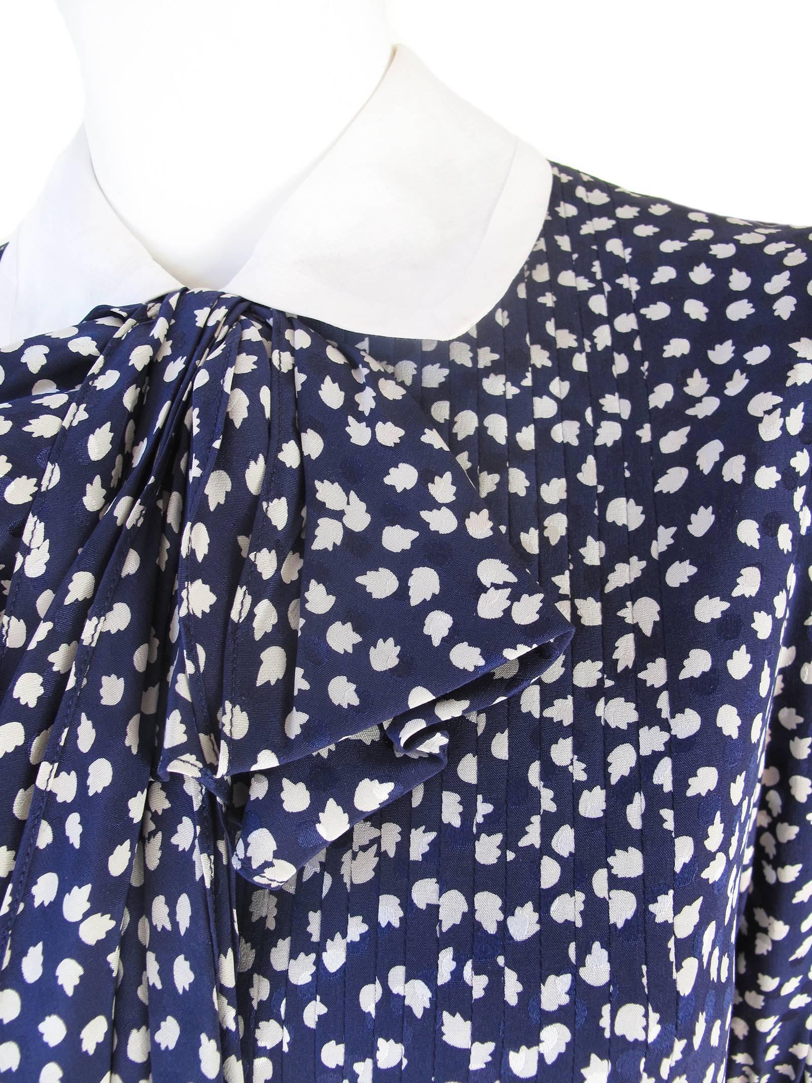 Oscar de la Renta silk polka dot dress.  Condition: Excellent. Size Large

We accept returns for refund, please see our terms.  We offer free ground shipping within the US