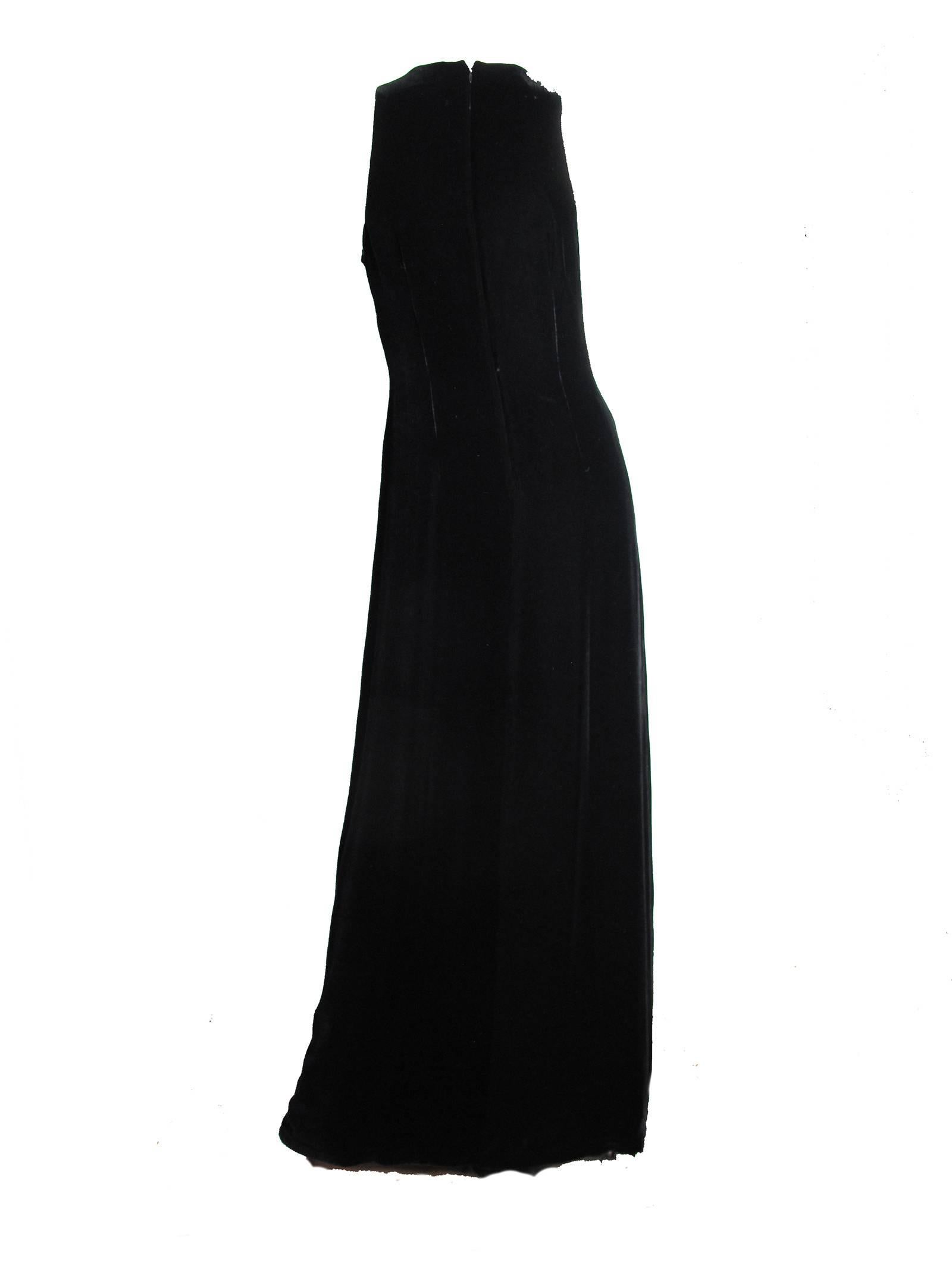 1990s classic Nicole Miller black velvet gown.  Condition: Excellent.
Size 8 ( mannequin is a size 6 ) 

We accept returns for refund, please see our terms.  We offer free ground shipping within the US